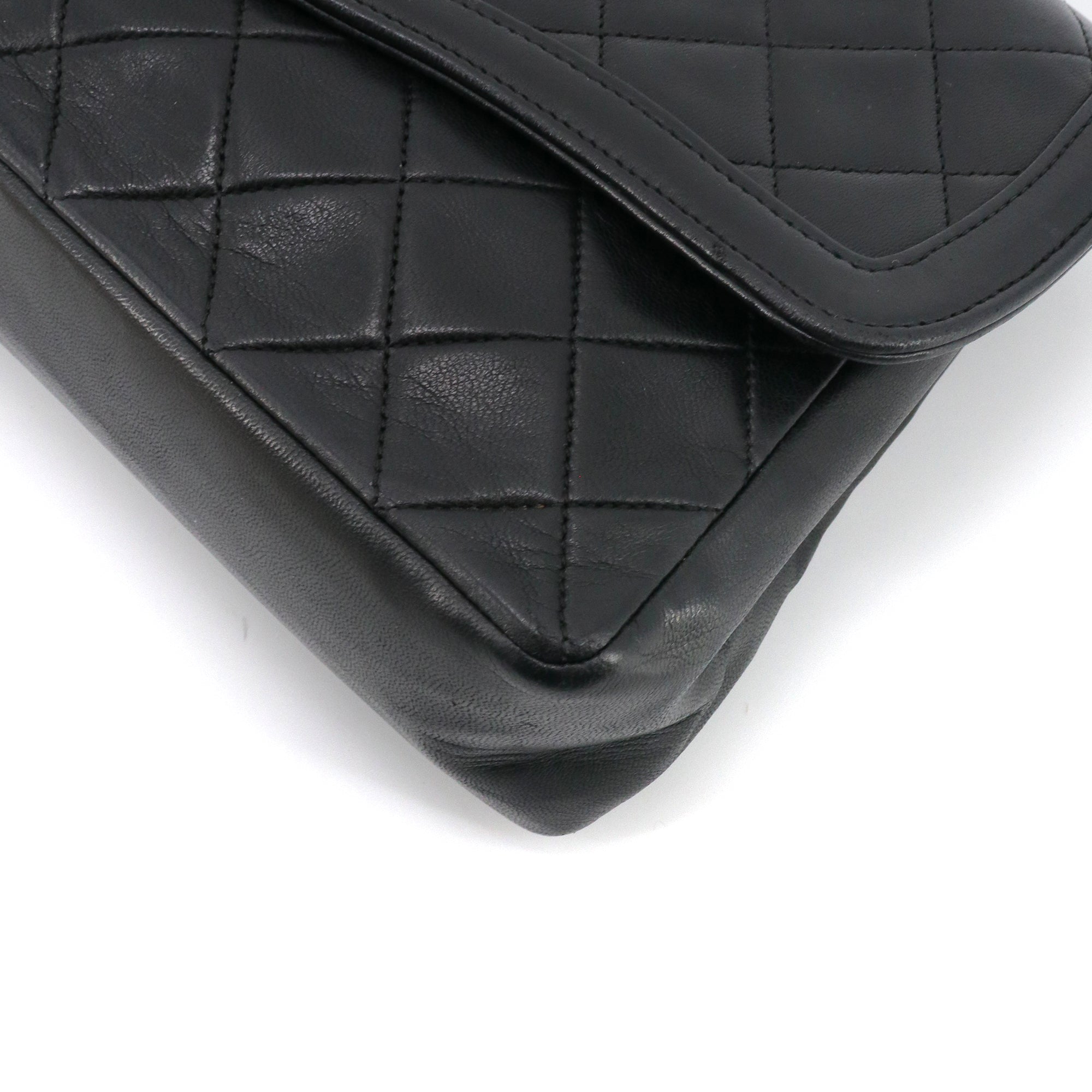 CHANEL - Sac à bandoulière Simple Flap à rabat Chanel en cuir matelassé noir vintage