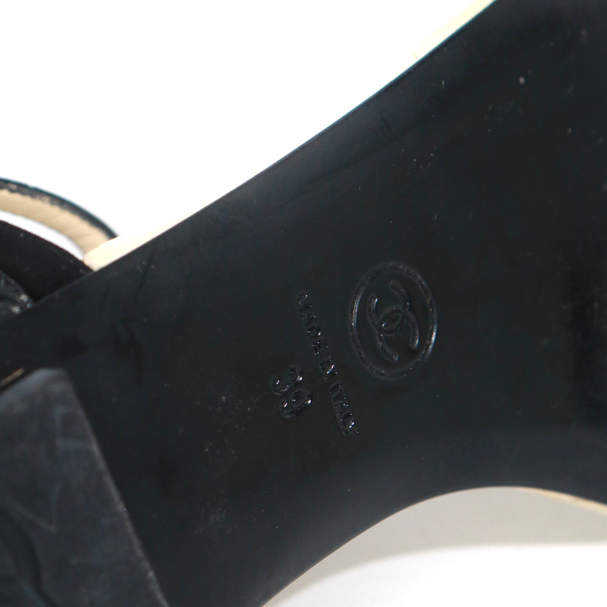 CHANEL - Sandales plates CC en cuir (T39)