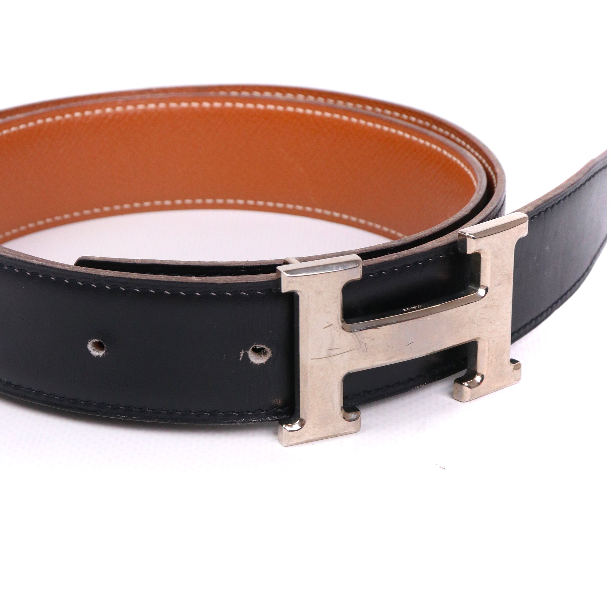 HERMÈS - Ceinture H réversible Hermès en cuir noir et gold (T90)