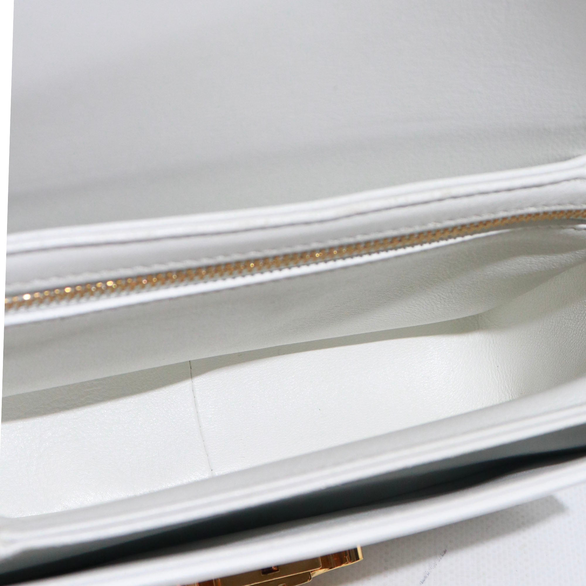 CELINE - Sac à bandoulière Triomphe teen en cuir box blanc artique