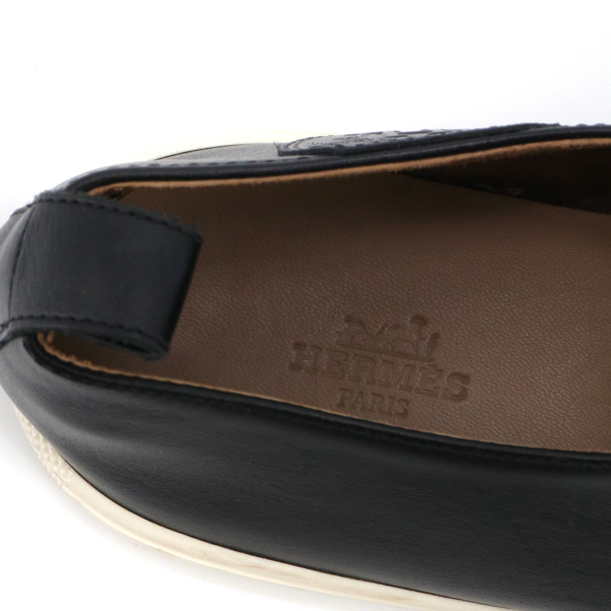 HERMÈS - Mocassins Hermès en cuir noir perforé (T40)