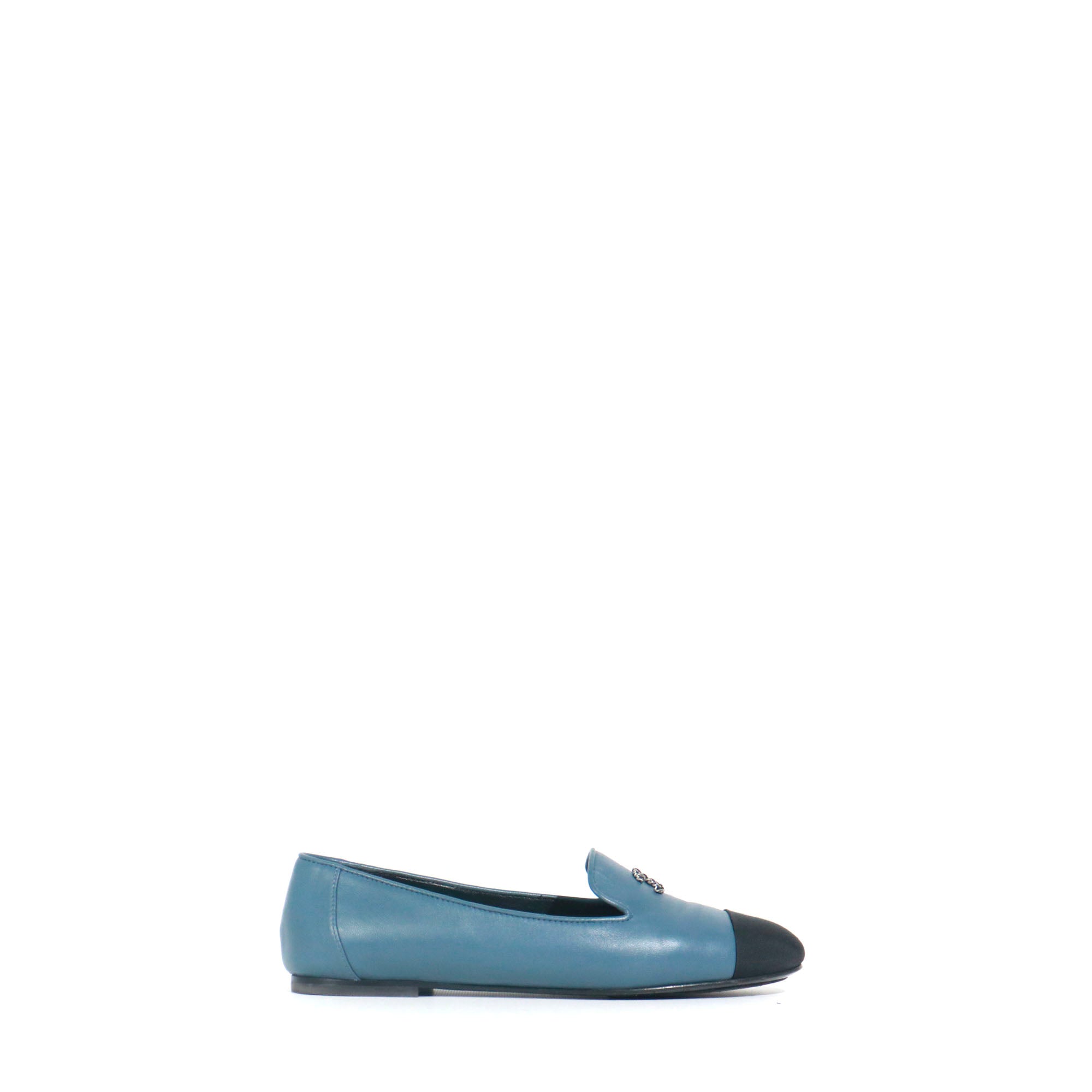 CHANEL - Mocassins en cuir lisse bleu (T38)