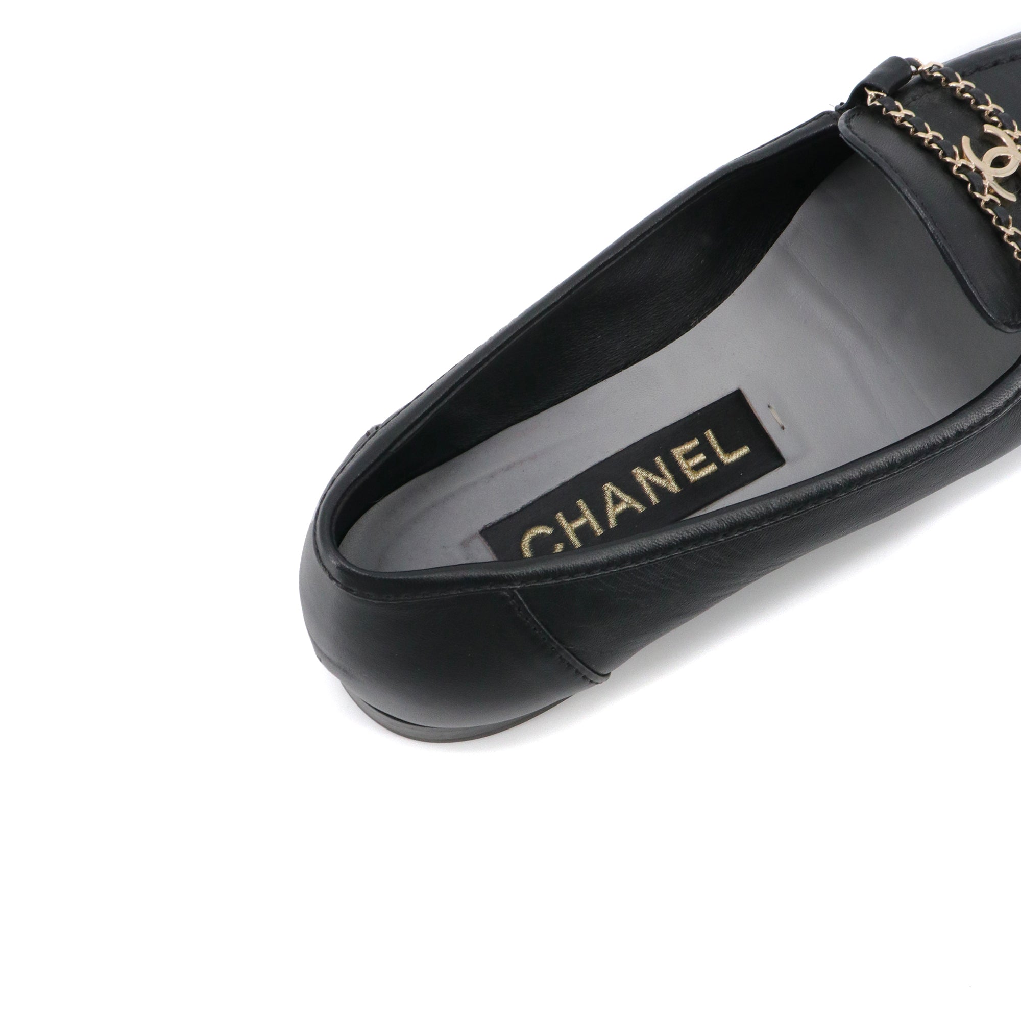 CHANEL - Mocassins CC Chanel en cuir noir (T36.5)