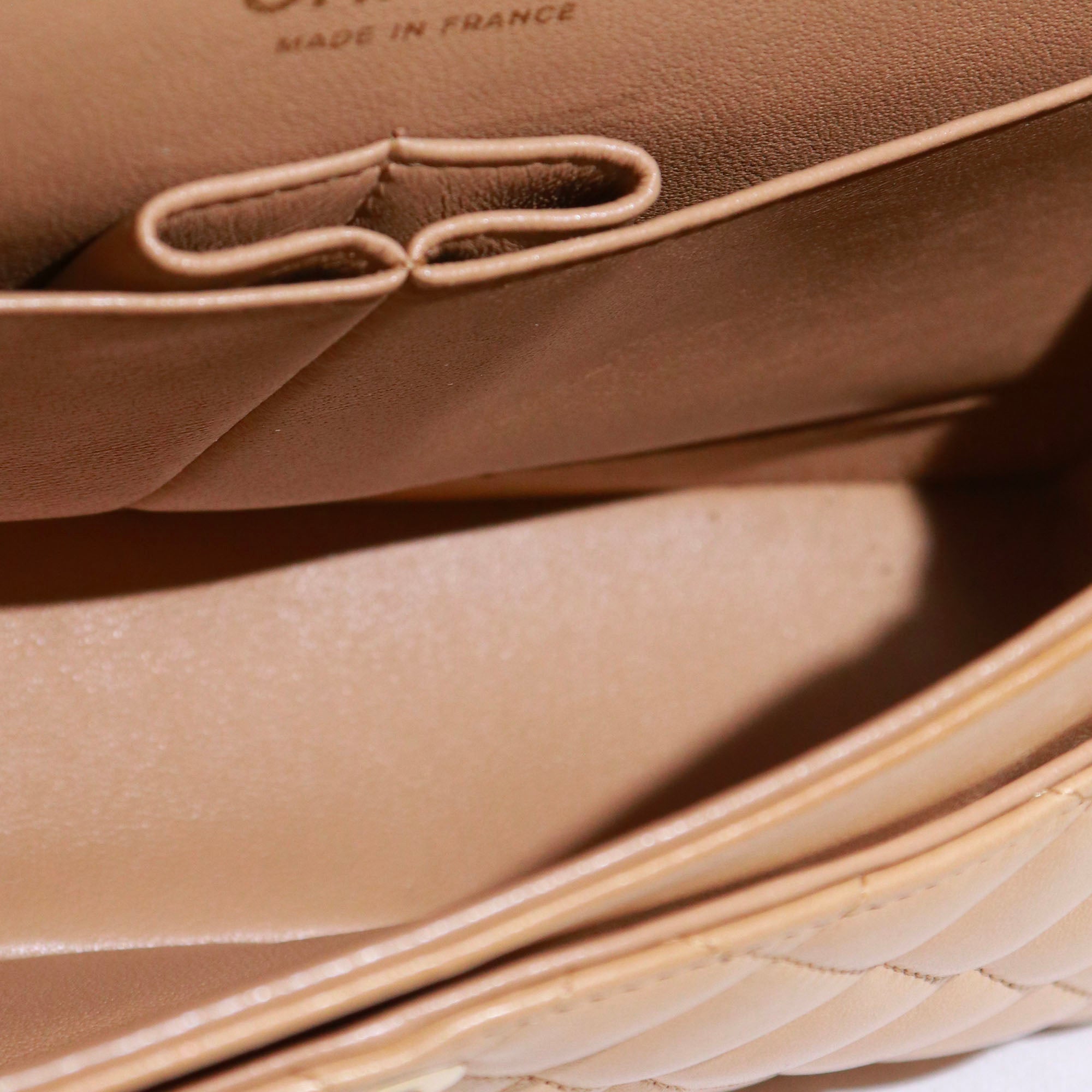 CHANEL - Sac à main Timeless 25 double flap en cuir matelassé beige