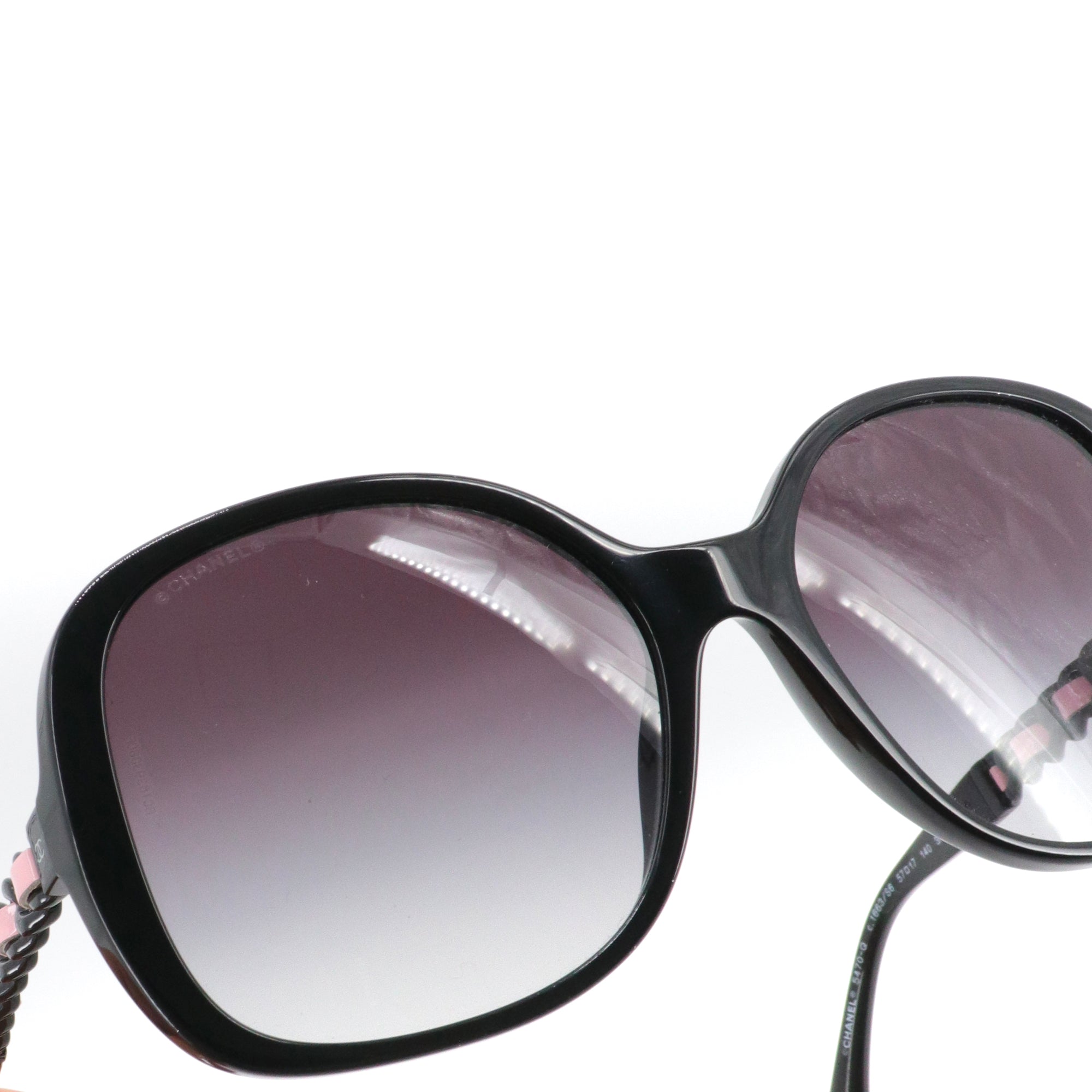 CHANEL - Lunettes de soleil Chanel en plastique noir
