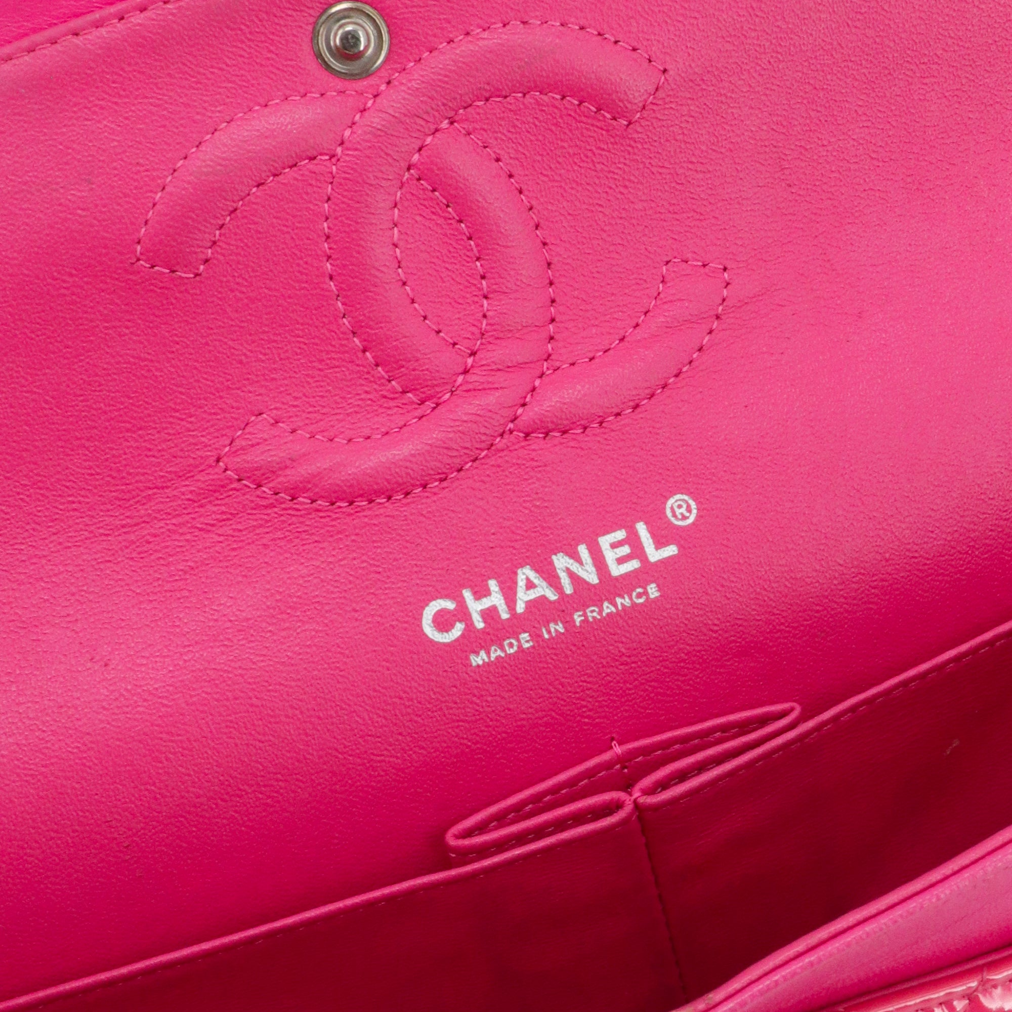 CHANEL - Sac à main Classique/Timeless Chanel medium double flap Chanel en cuir verni rose
