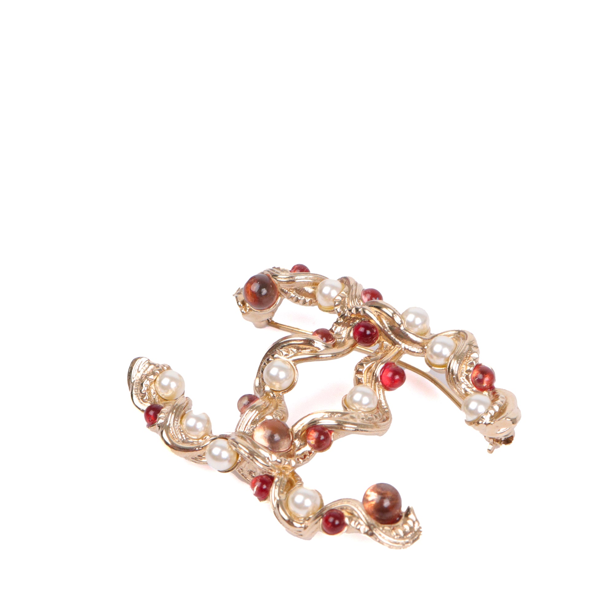 CHANEL - Broche CC Chanel ornée de pierres tricolores