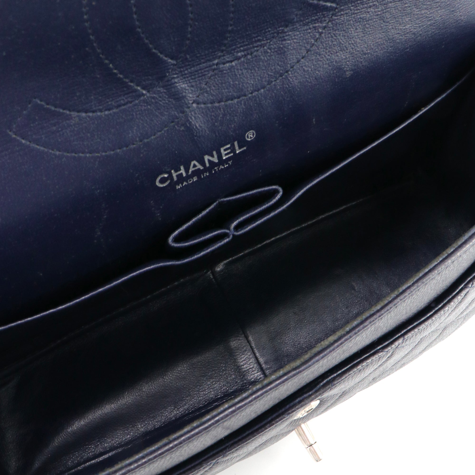 CHANEL - Sac à bandoulière Classique/Timeless Jumbo Chanel en cuir grainé bleu marine