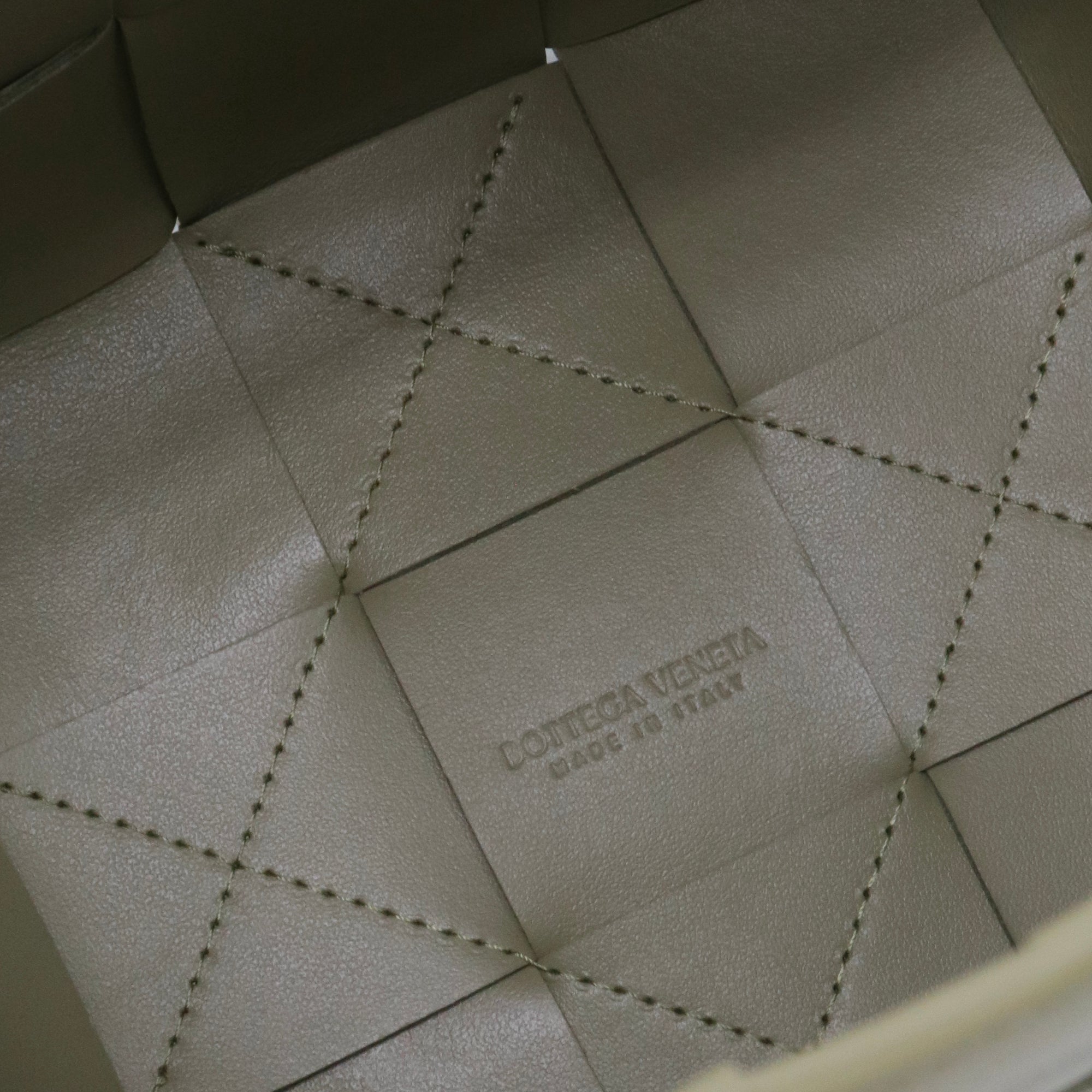 BOTTEGA VENETA - Bottega Veneta Bucket Cassette shoulder bag in sea green leather