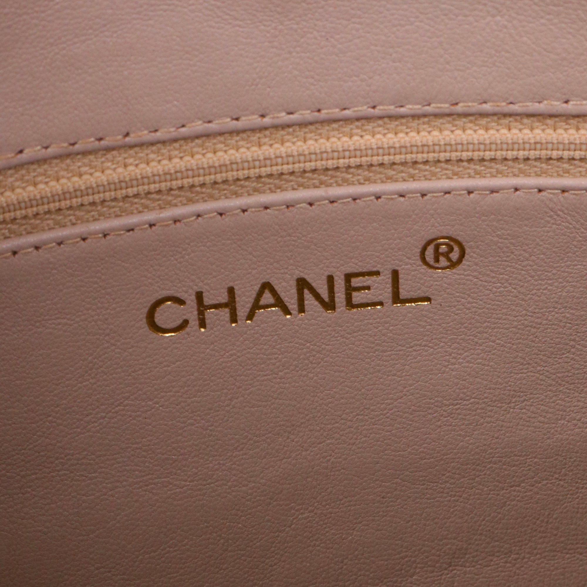 CHANEL - Sac à bandoulière Caméra Chanel en cuir lisse beige vintage