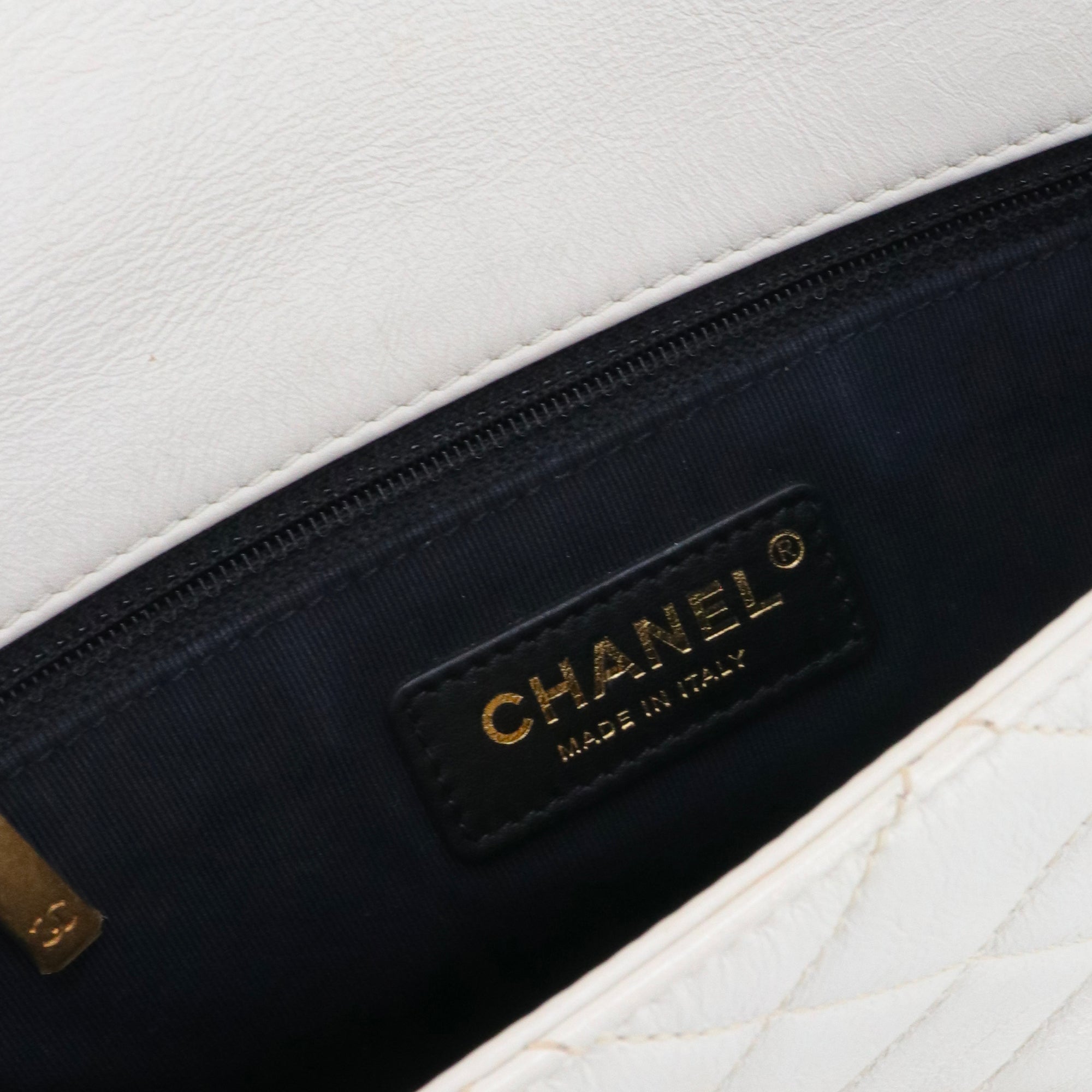 CHANEL - Sac à bandoulière Pearl Side Flap Chanel en cuir glacé blanc édition limitée