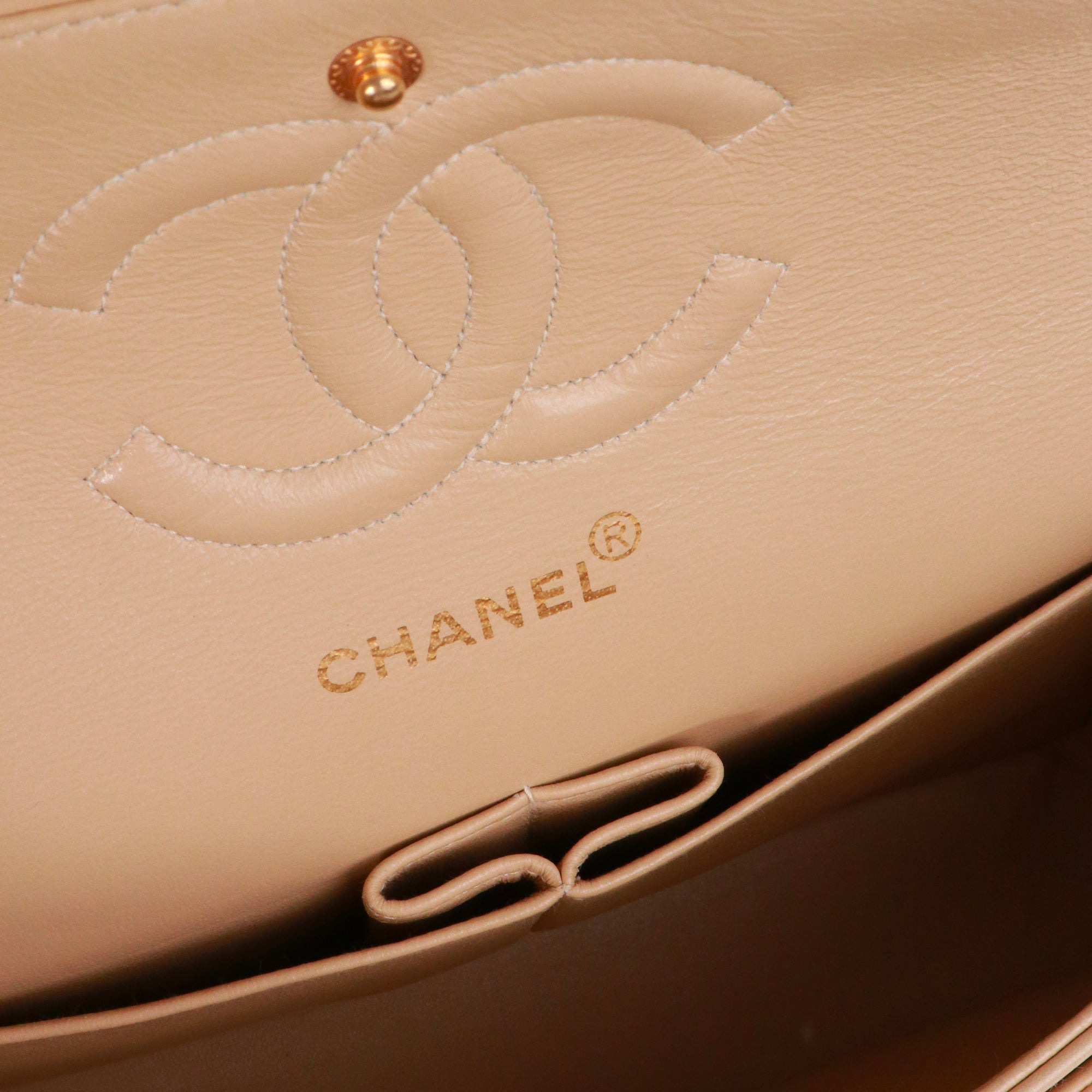 CHANEL - Sac à main Timeless 25 double flap Chanel en cuir matelassé beige vintage