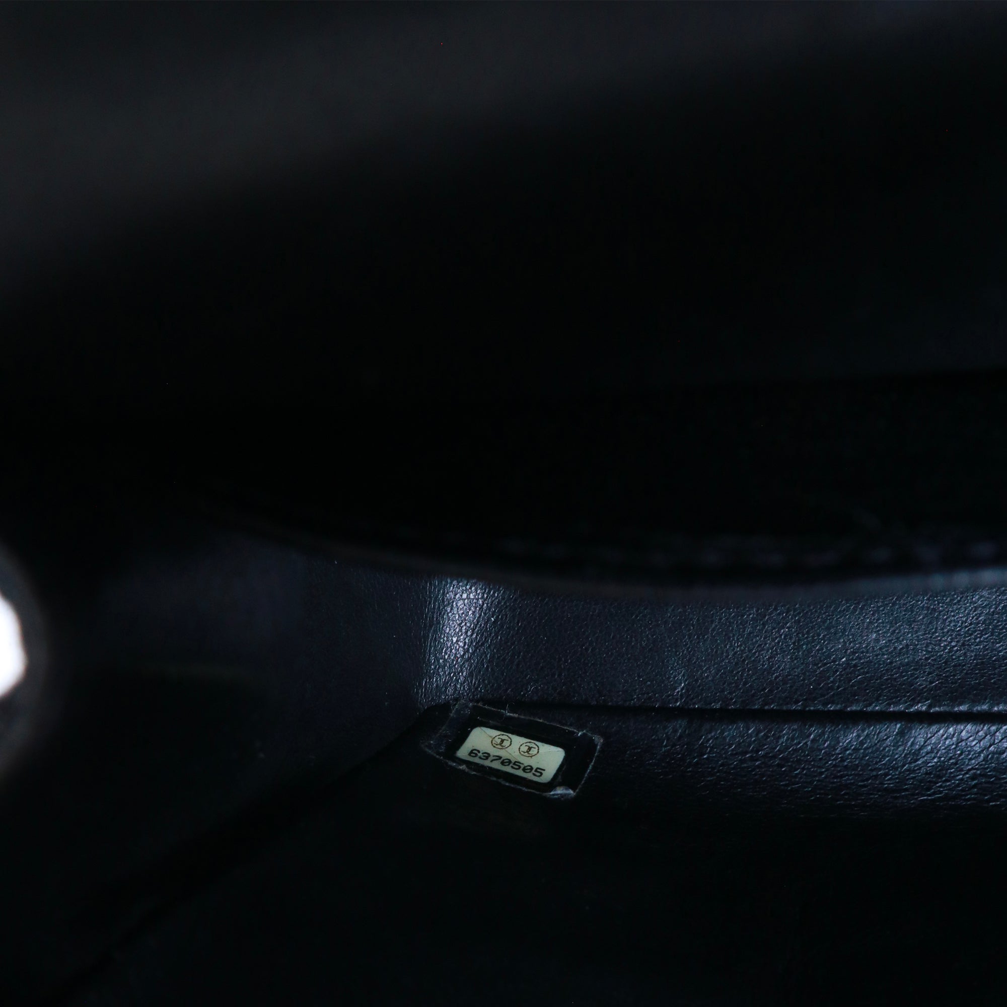 CHANEL - Sac à main Timeless 25 double flap Chanel en cuir matelassé noir verni