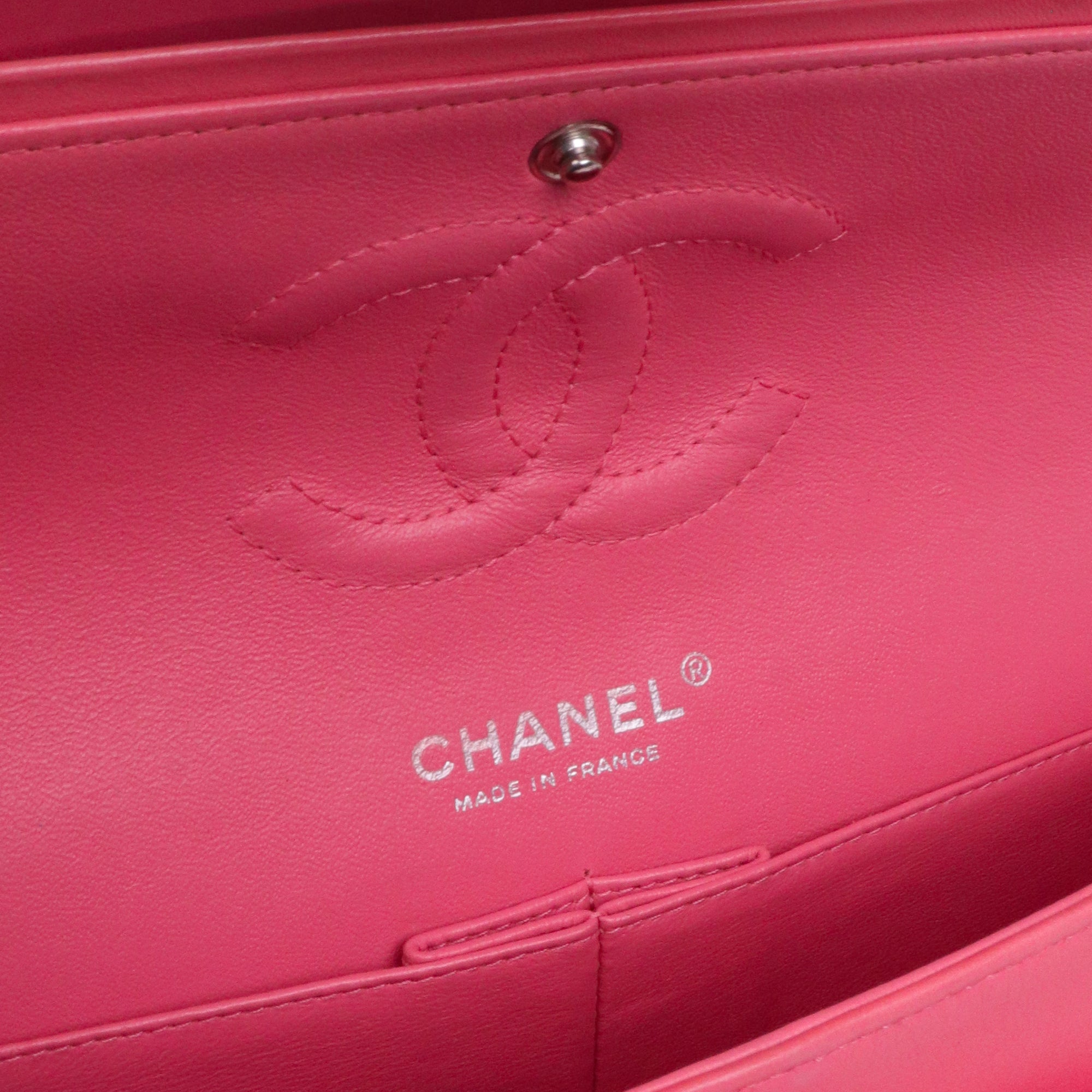 CHANEL - Sac à main Classique/Timeless Chanel medium double flap Chanel en cuir lisse rose