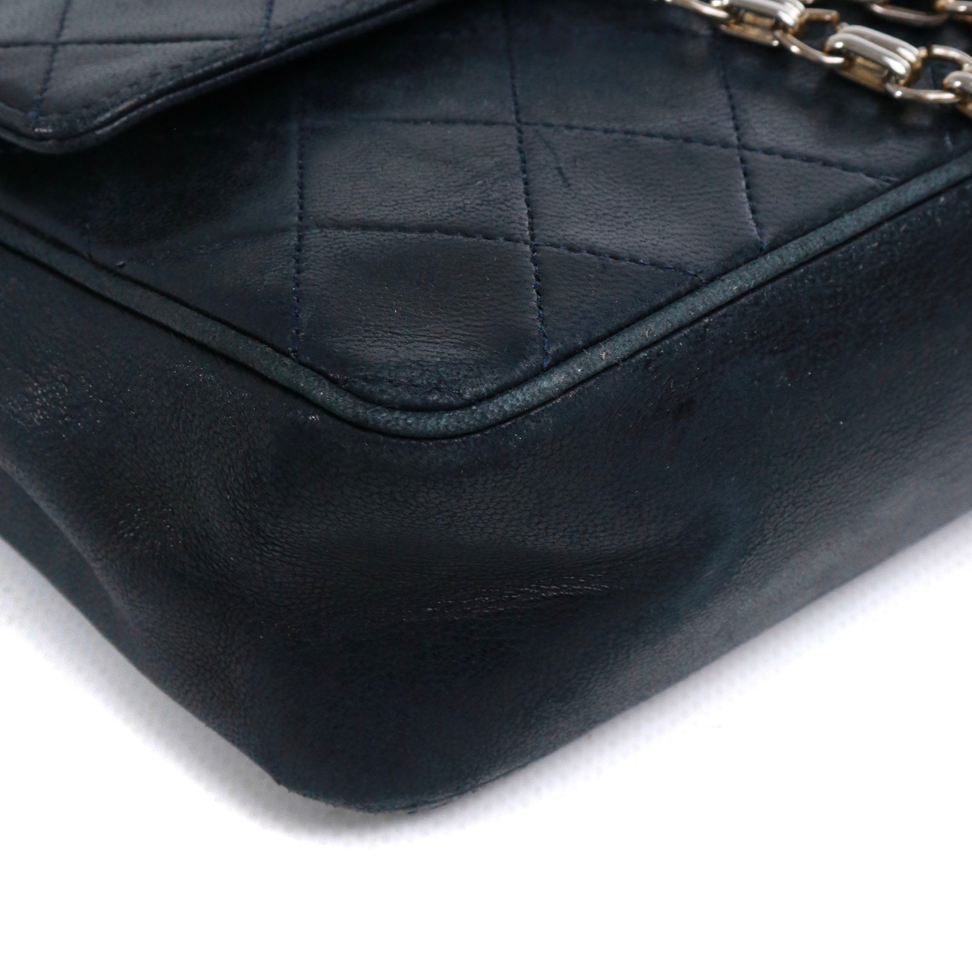 CHANEL - Sac à main Timeless 25 double flap en cuir matelassé noir vintage