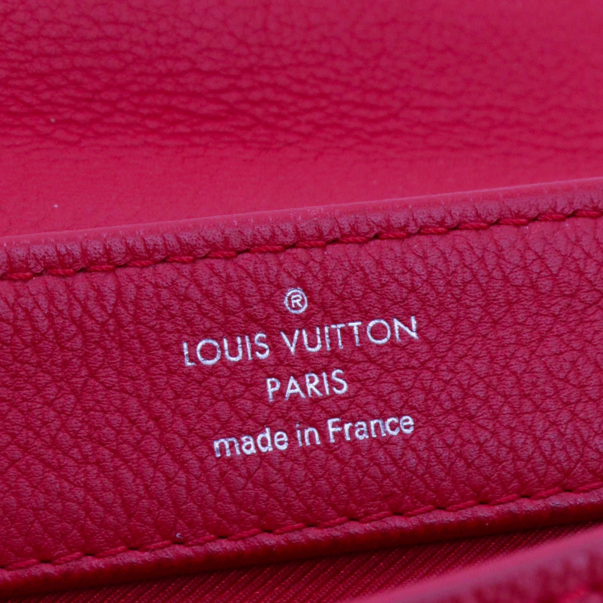 LOUIS VUITTON - Sac à main Lockme BB Louis Vuitton en cuir grainé rouge