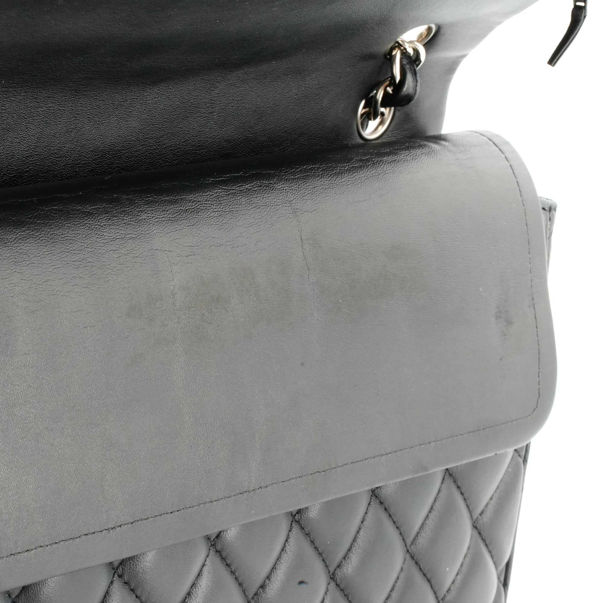 CHANEL - Sac à bandoulière Classique/Timeless Maxi Jumbo Chanel en cuir lisse noir