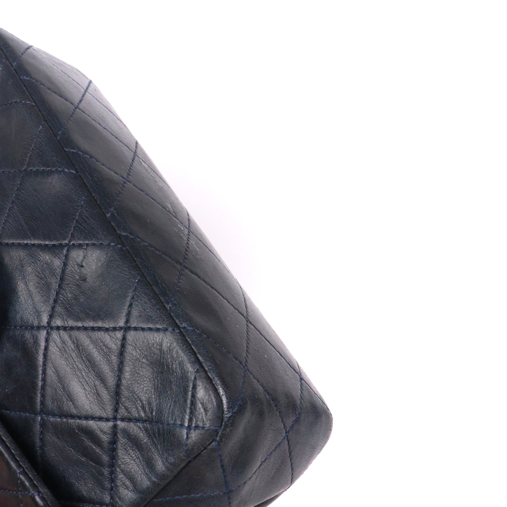 CHANEL - Sac à bandoulière Classique/Timeless Mini Square Chanel en cuir bleu marine vintage