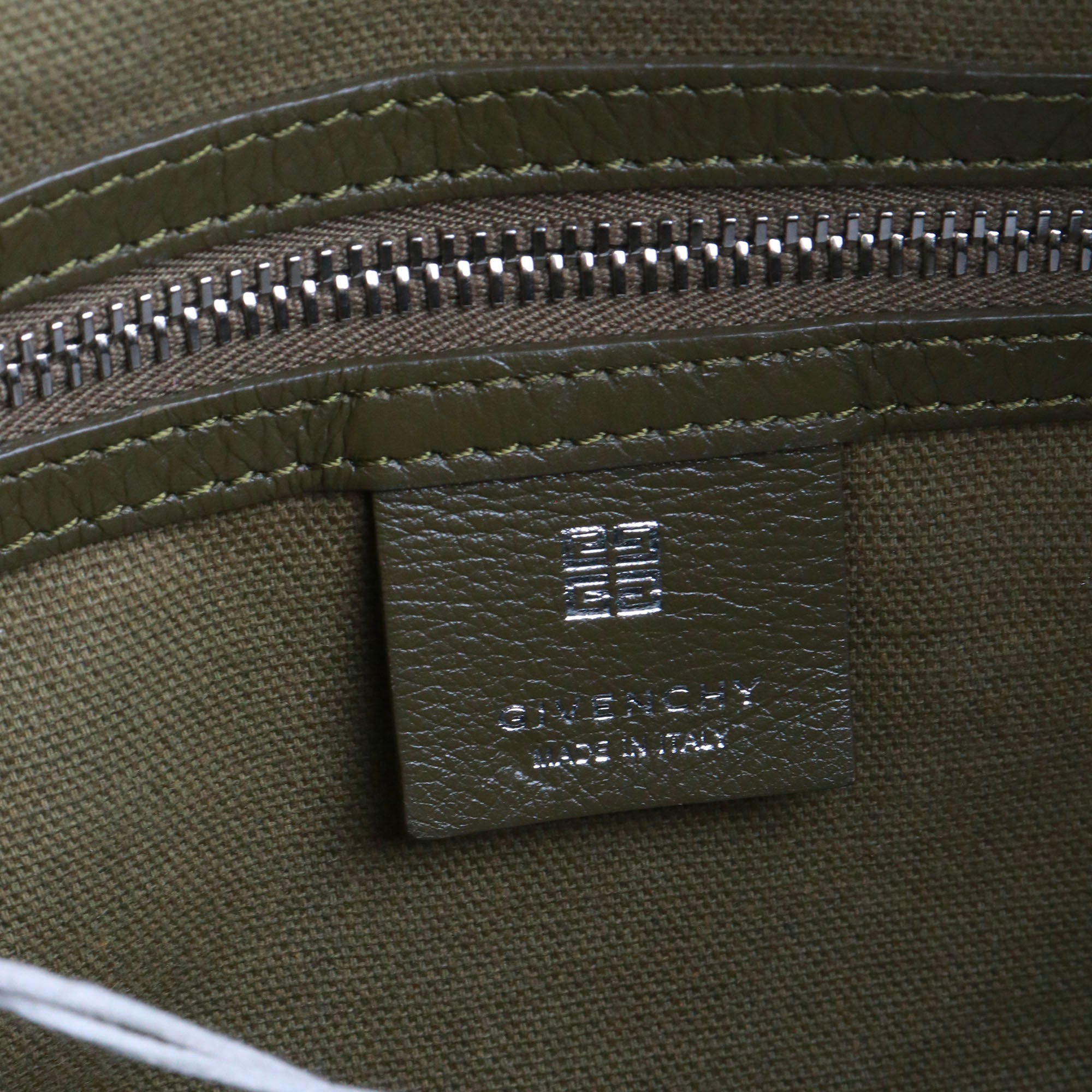 GIVENCHY - Sac à épaule Voyou Medium Givenchy en cuir vert kaki