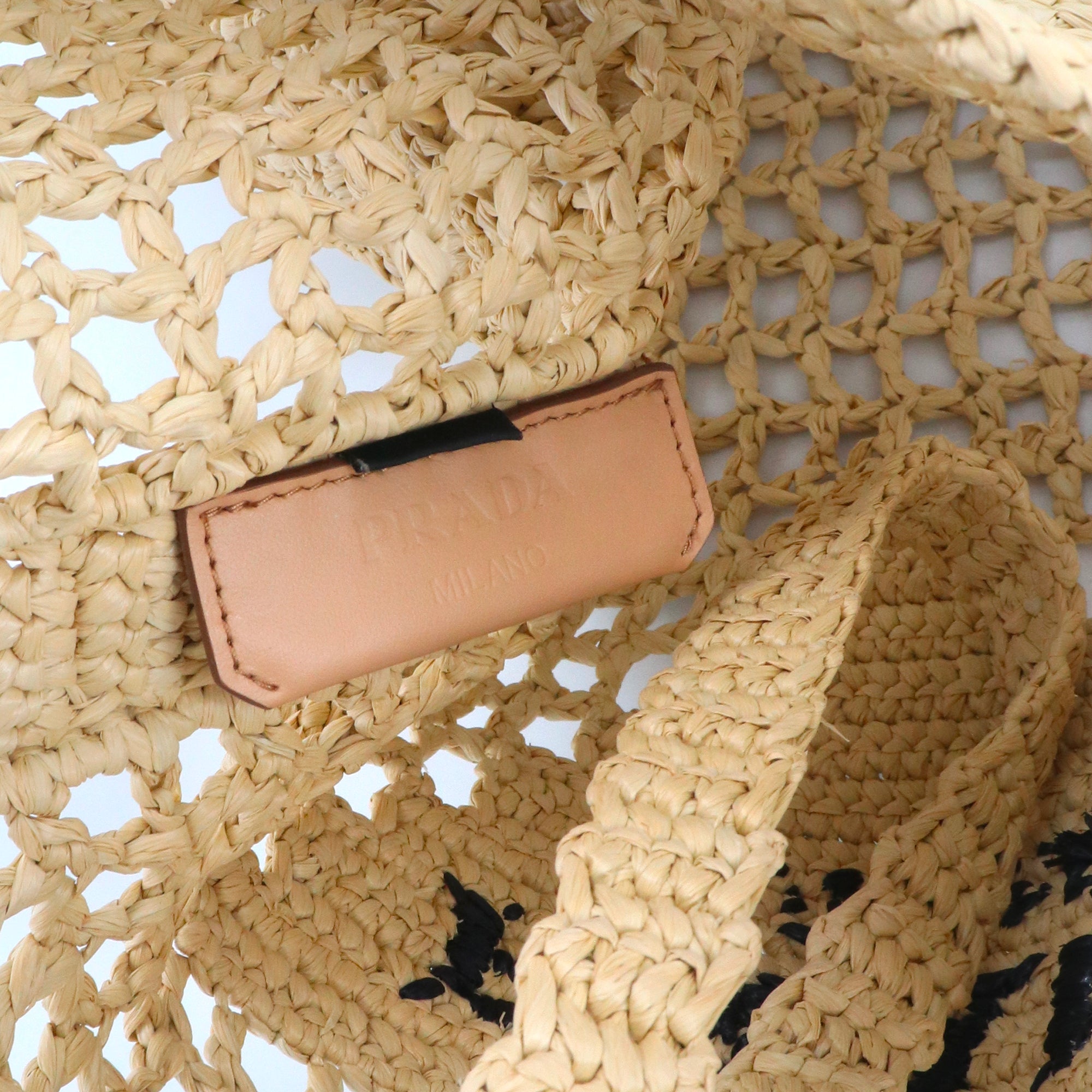 PRADA - Sac cabas en crochet Prada en raphia beige