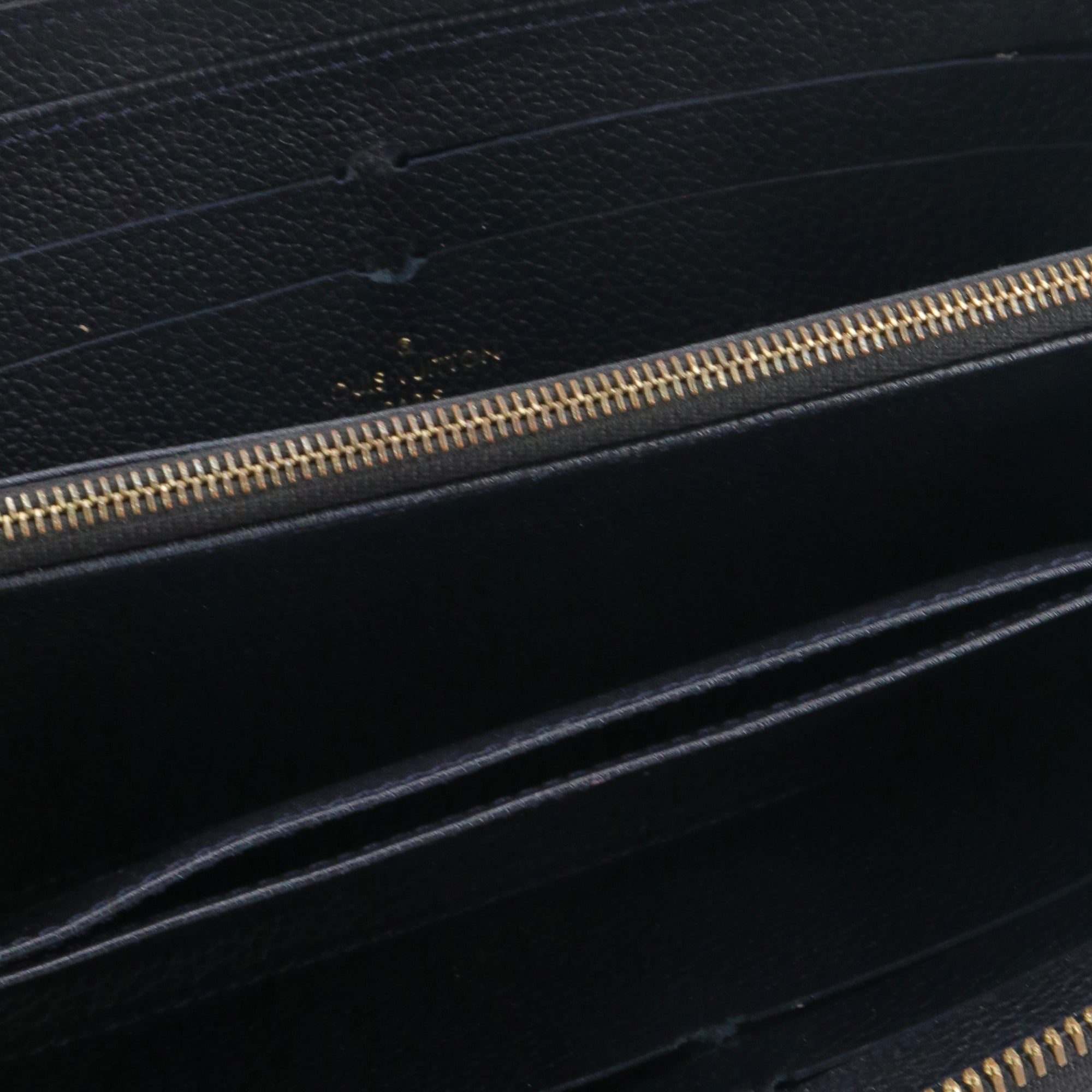 LOUIS VUITTON - Portefeuille Zippy Louis Vuitton en cuir empreinte bleu marine