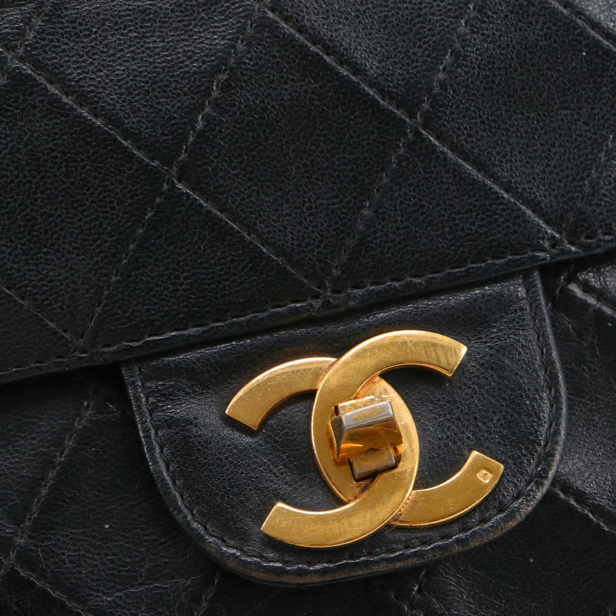 CHANEL - Sac à main Classique/Timeless Chanel medium double flap Chanel en cuir lisse noir