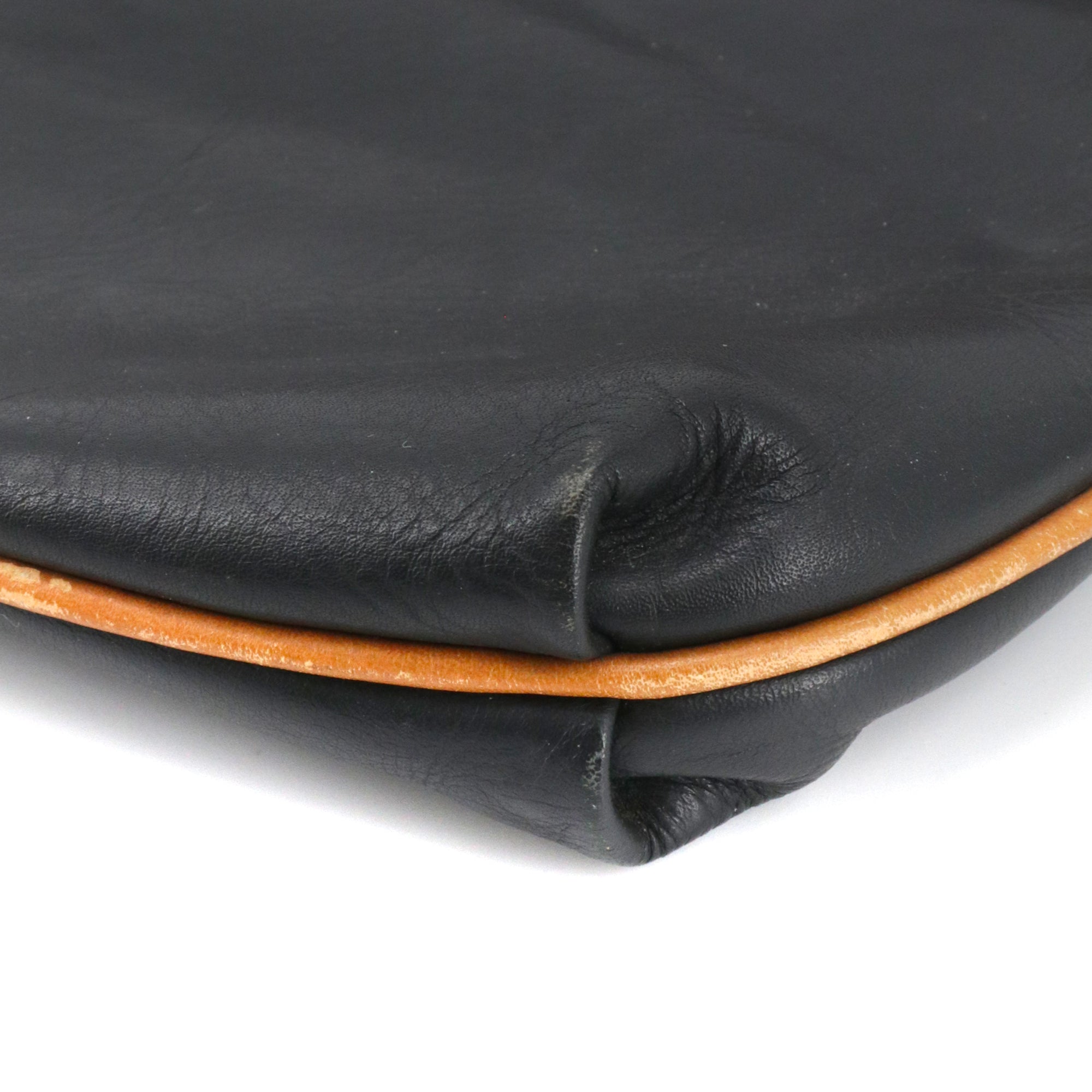 CELINE - Pochette Triomphe Celine en cuir noir vintage