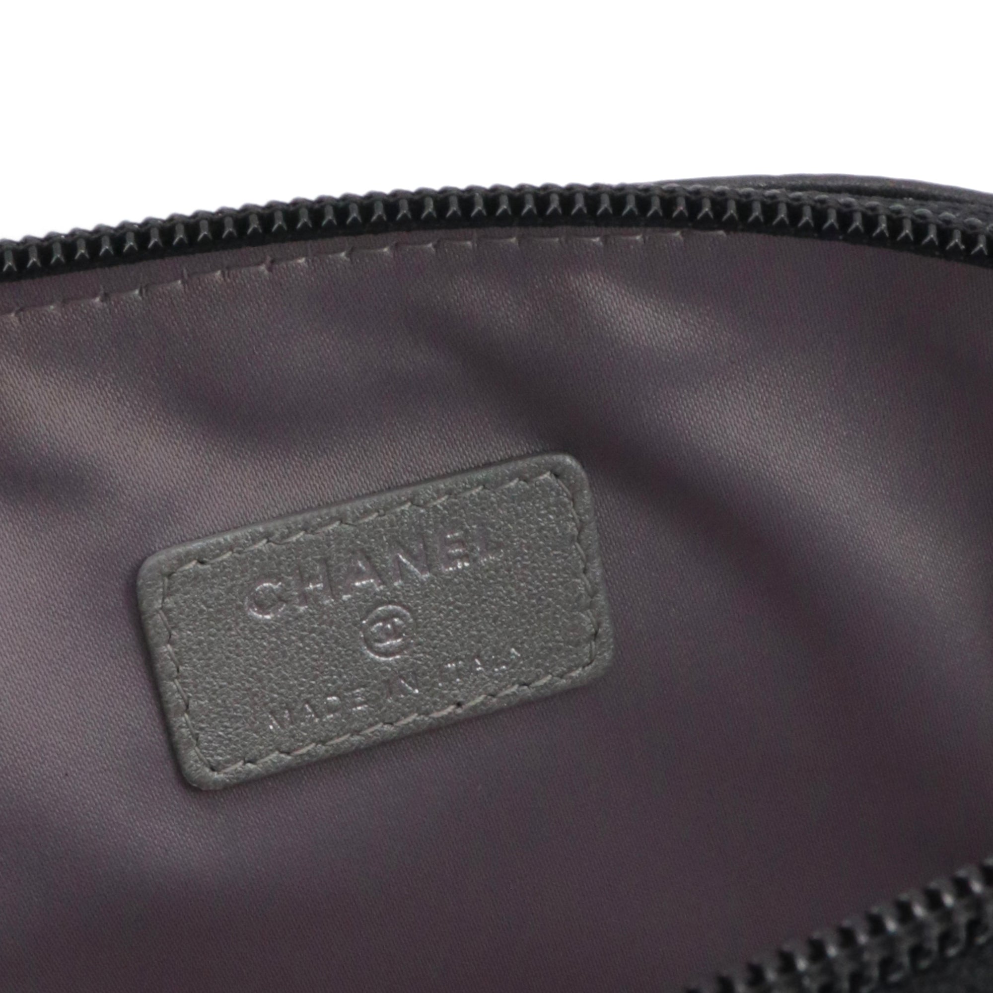 CHANEL - Pochette Camélia Chanel en cuir noir