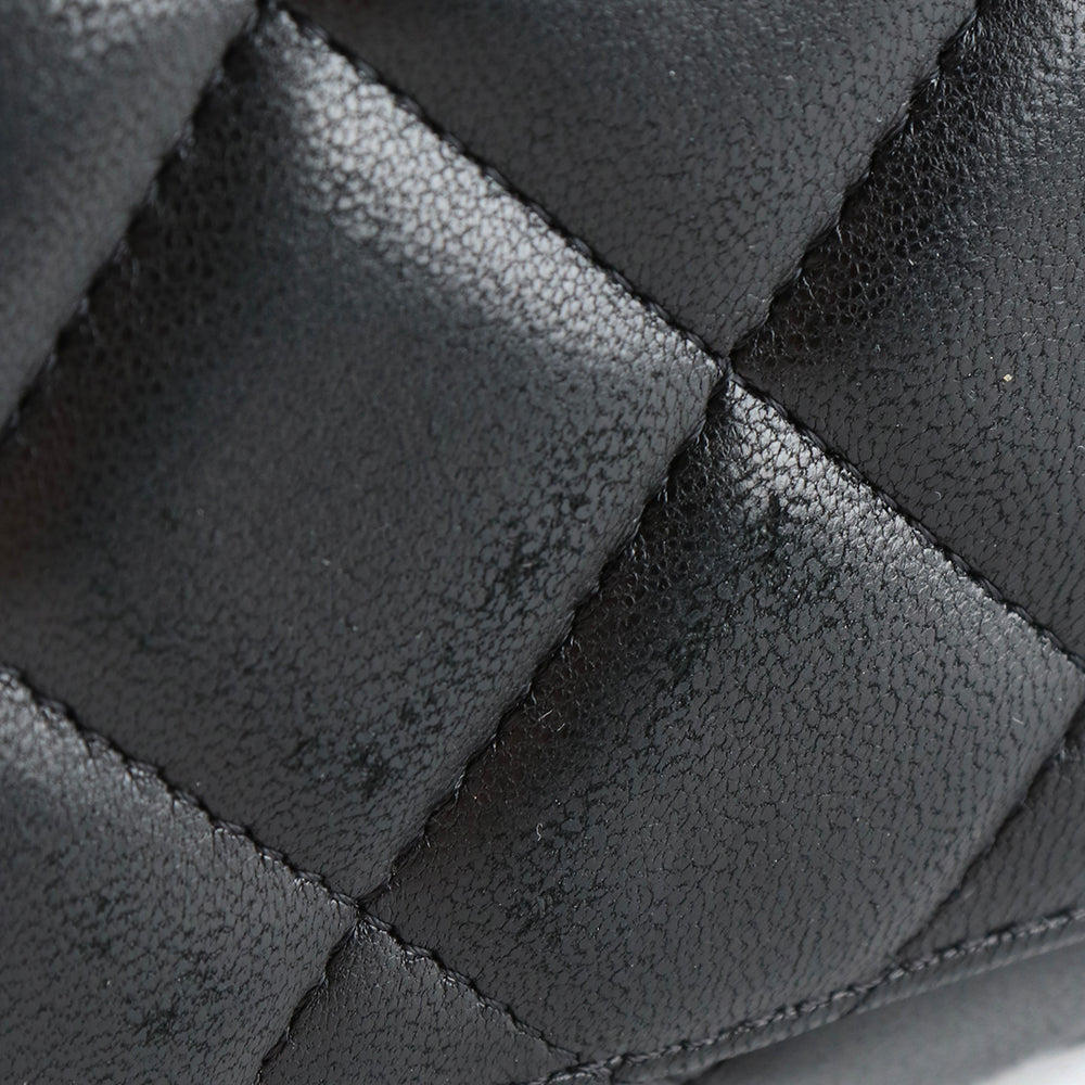 CHANEL - Sac à bandoulière Classique / Timeless Jumbo simple flap en cuir lisse noir