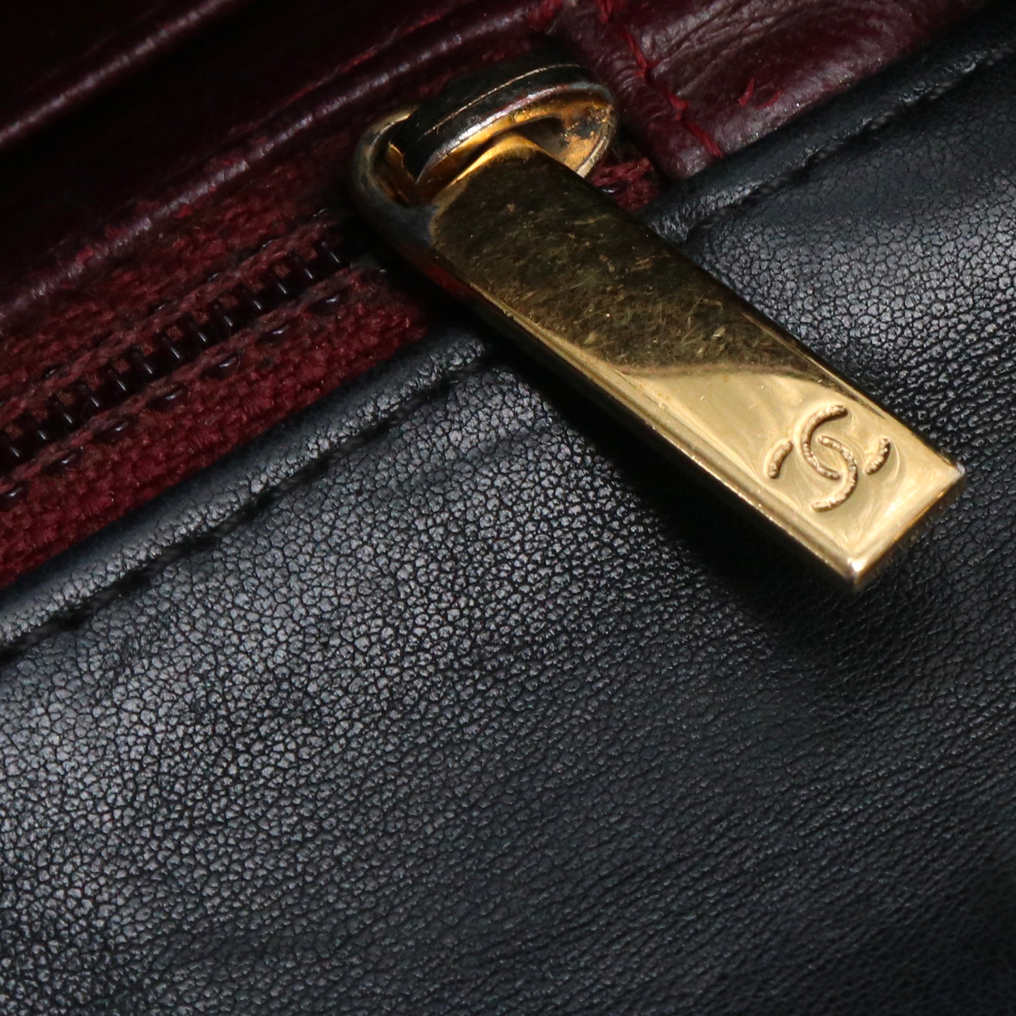 CHANEL - Sac à bandoulière Timeless Mini Square Chanel en cuir noir