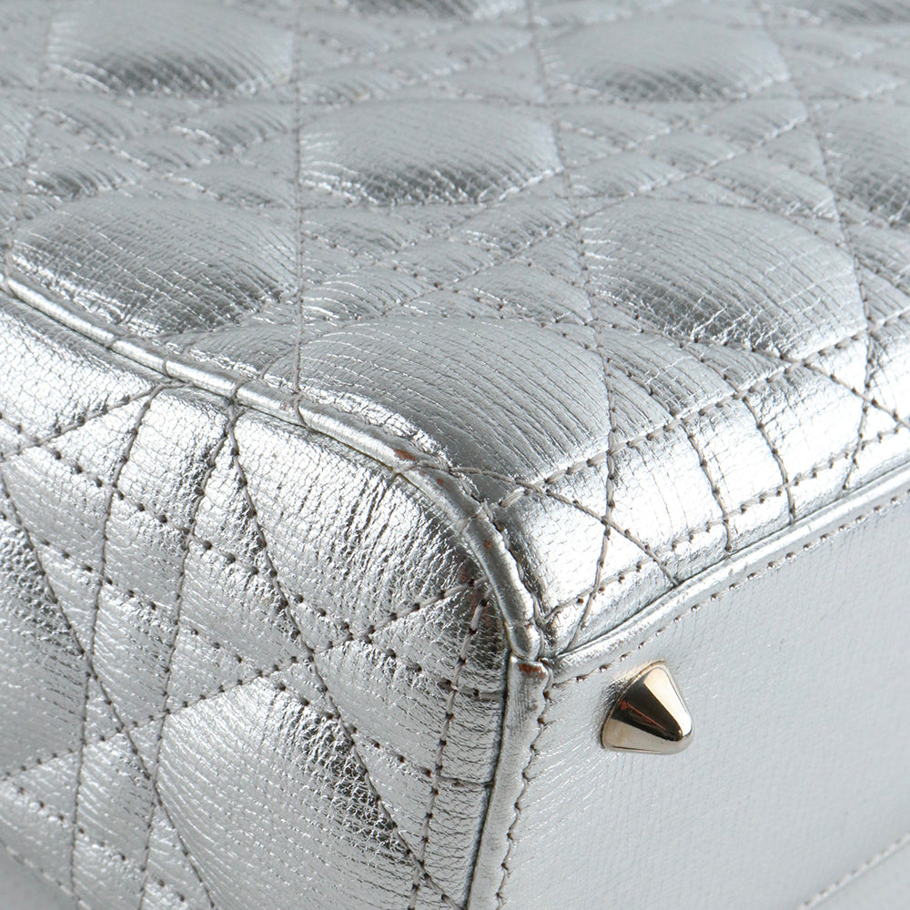 DIOR - Sac à bandoulière Lady Dior small en cuir argenté