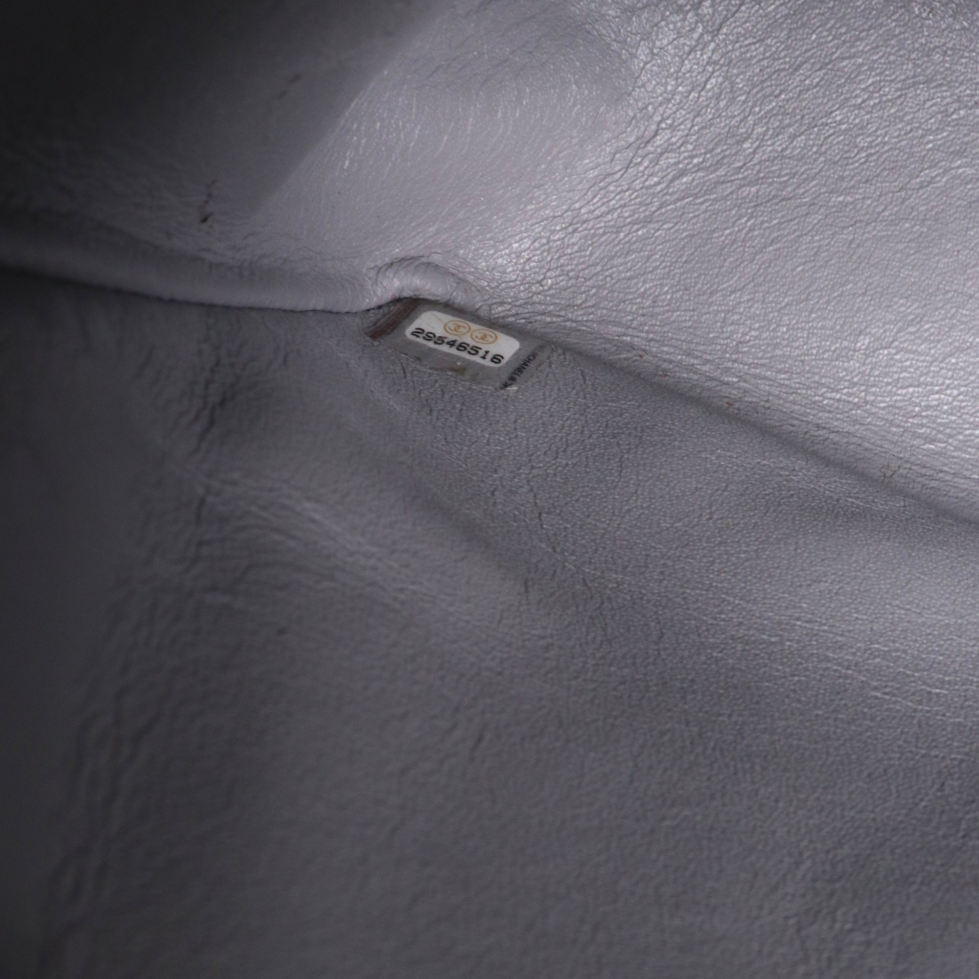 CHANEL - Sac à bandoulière 2.55 Chanel medium en cuir froissé gris
