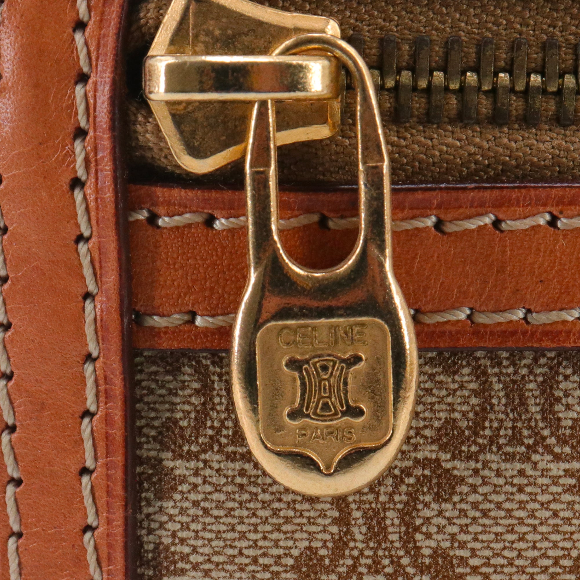 CELINE - Pochette Triomphe zippée Celine en toile monogrammée vintage