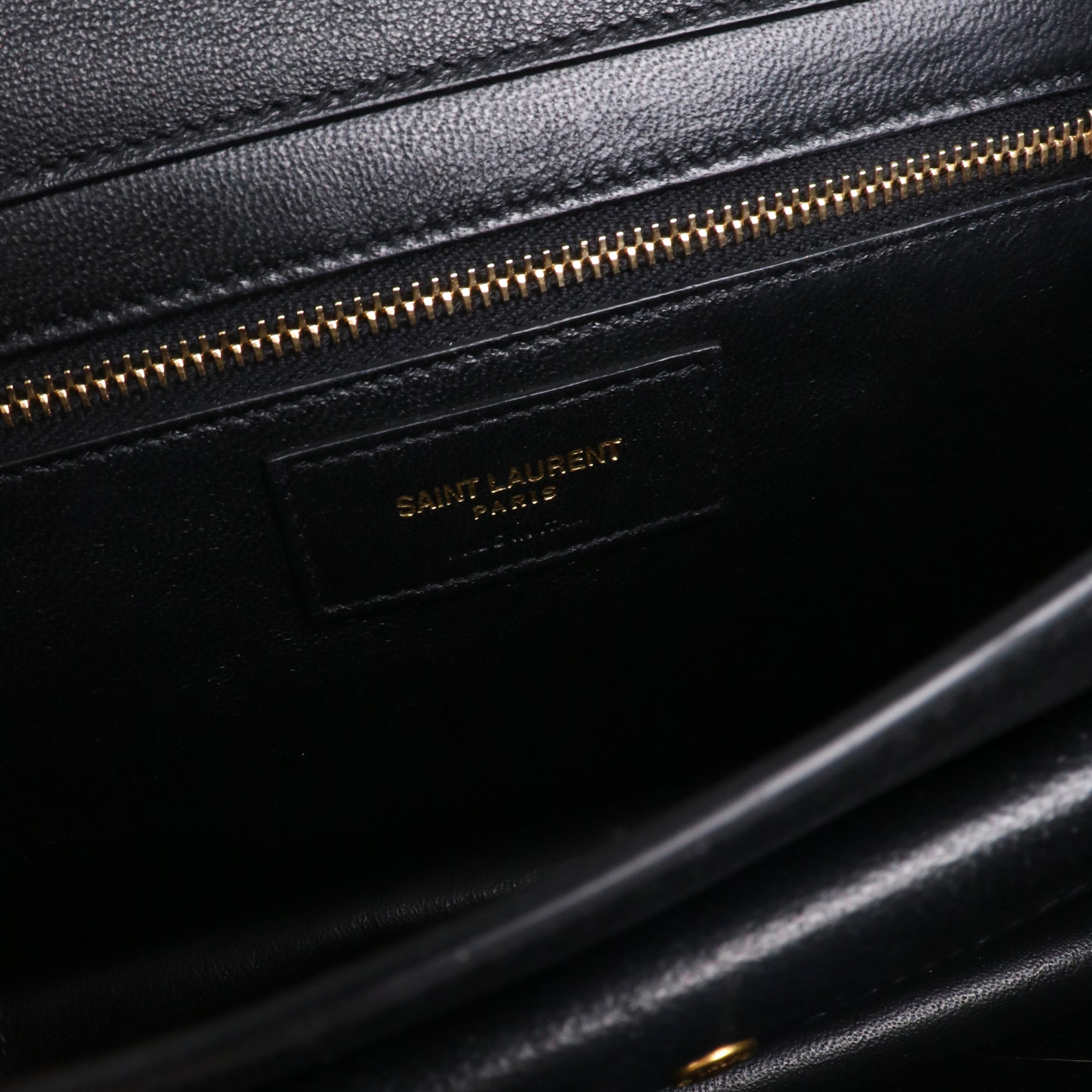 SAINT LAURENT - Sac à bandoulière Catherine Satchel Saint Laurent en cuir embossé croco noir