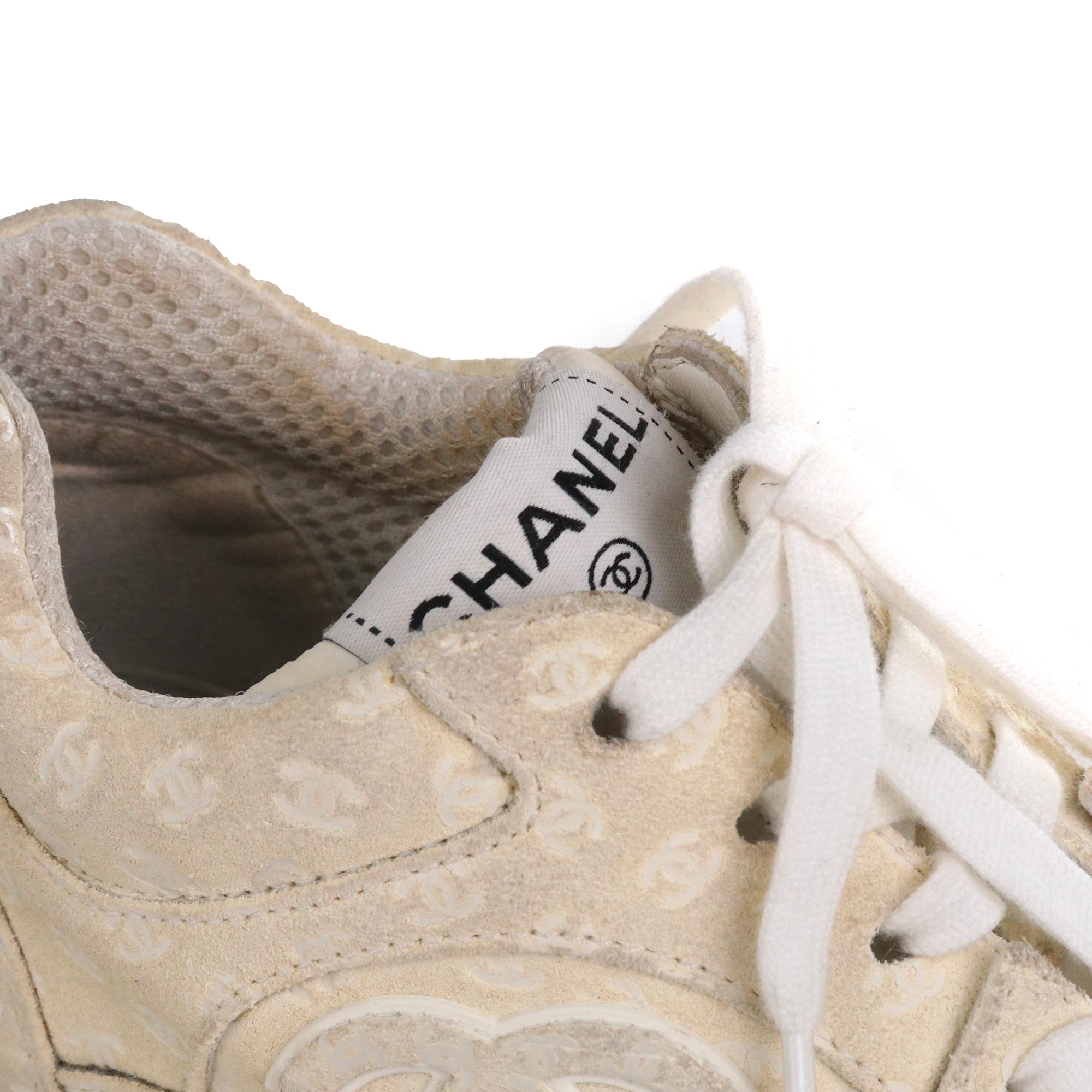 CHANEL - Sneakers CC Chanel en daim beige (T38)