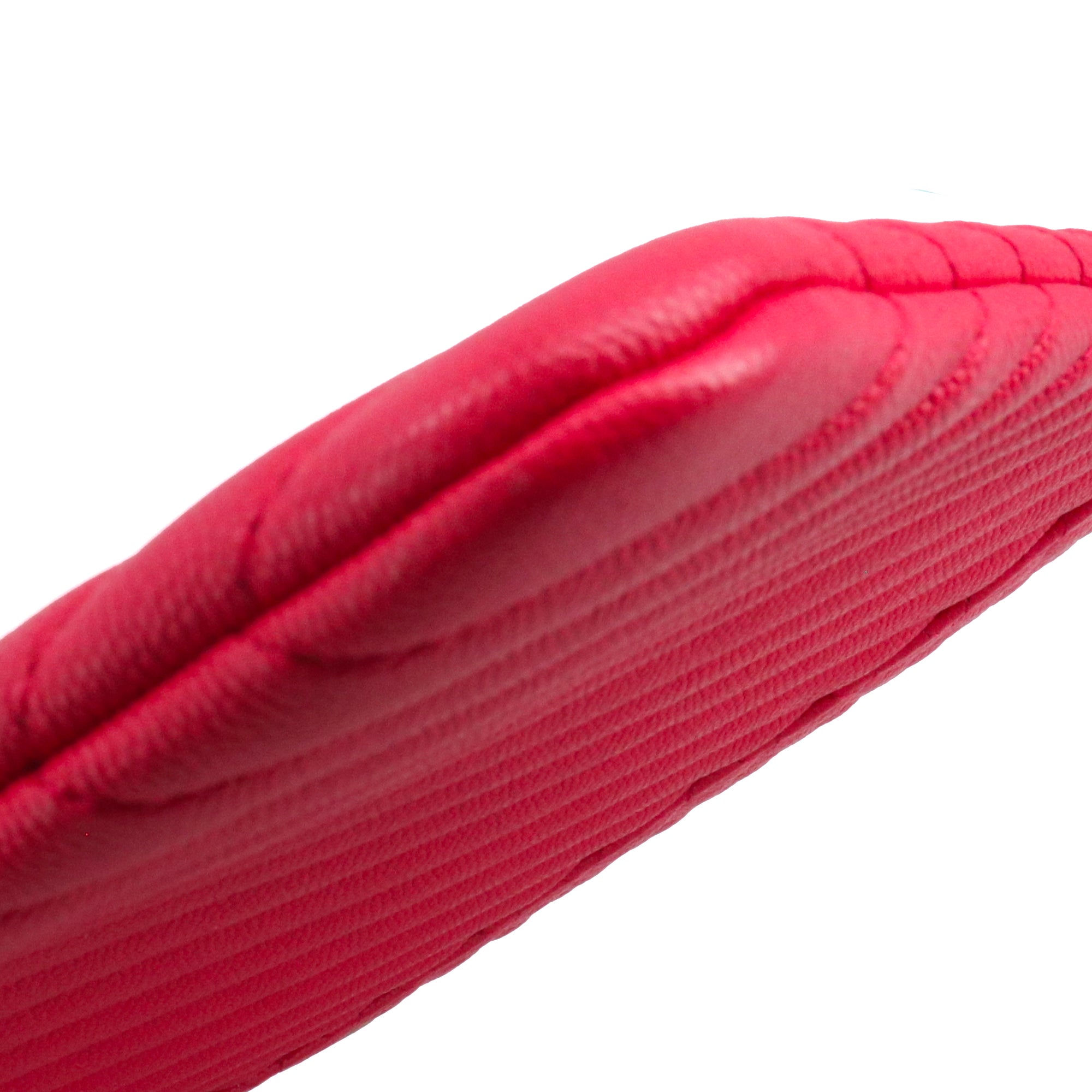 CHANEL - Pochette Chanel en cuir caviar chevron rouge