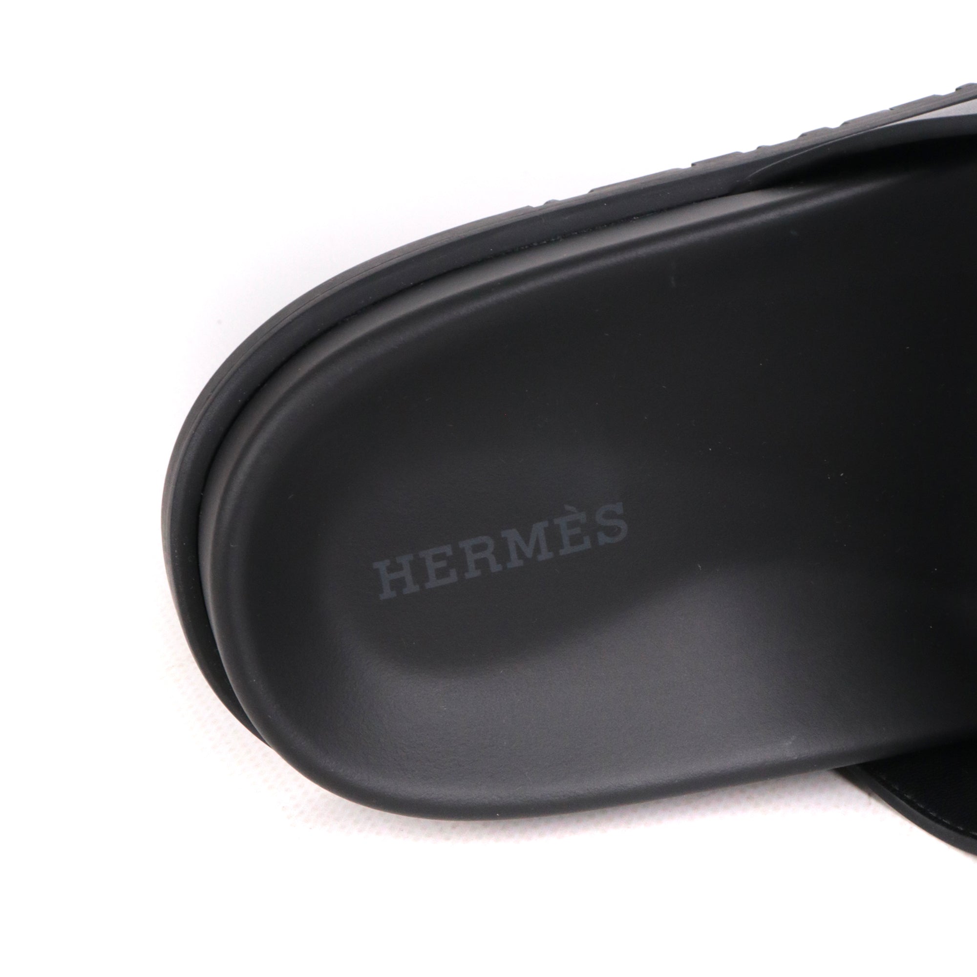 HERMÈS - Sandales Chypre Hermès en cuir lisse noir (T41,5)