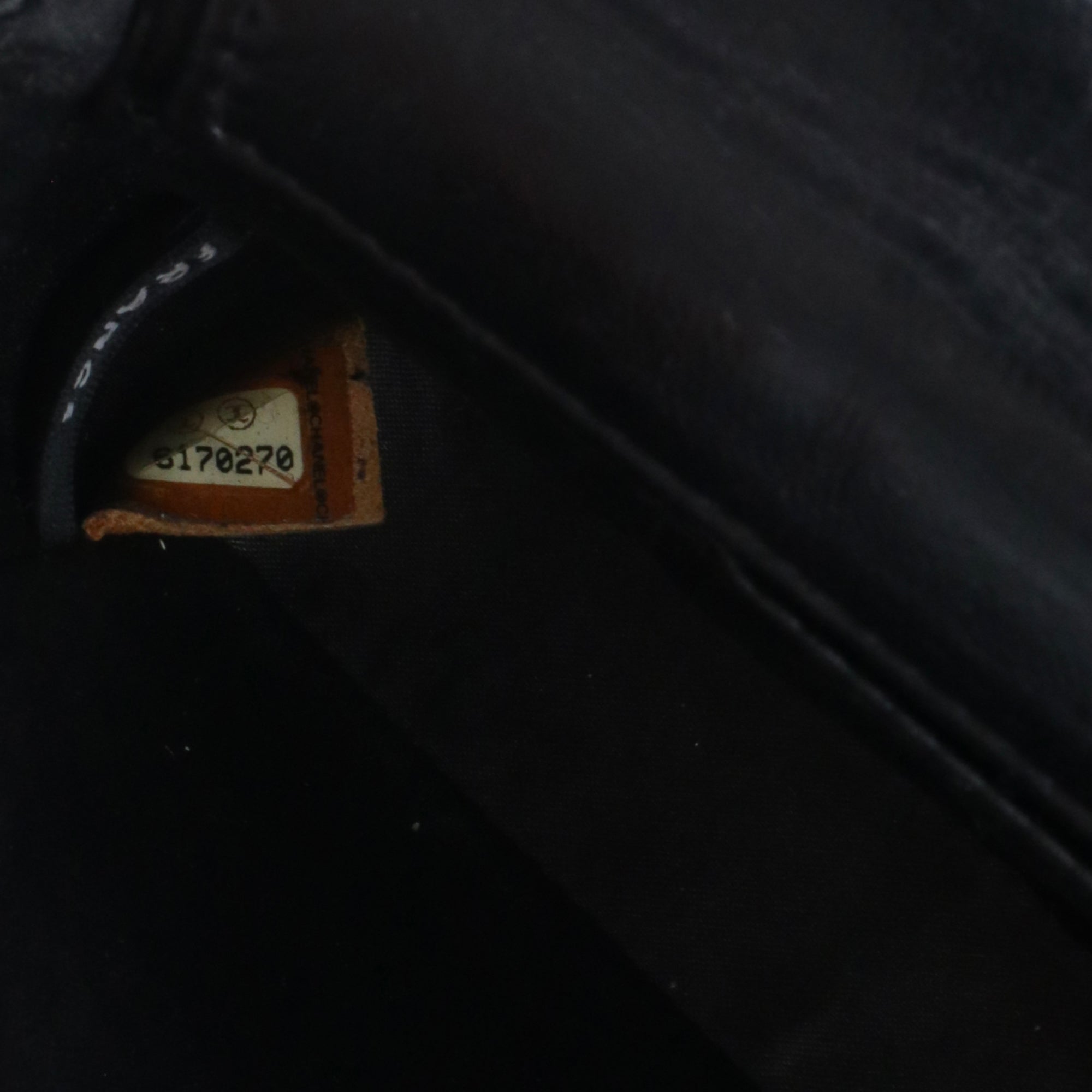 CHANEL - Sac à épaule East West Chocolate Bar Chanel en cuir matelassé noir