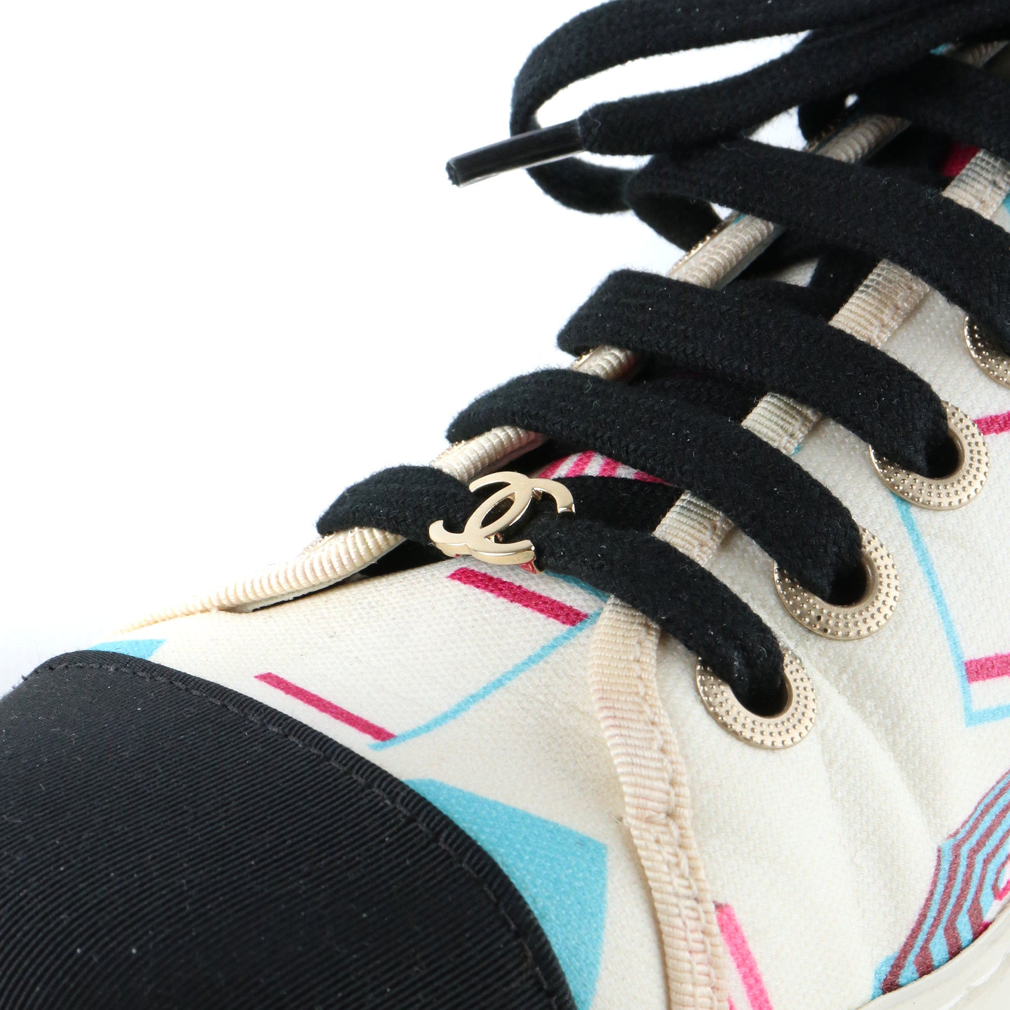 CHANEL - Patterned canvas sneakers (T37.5)