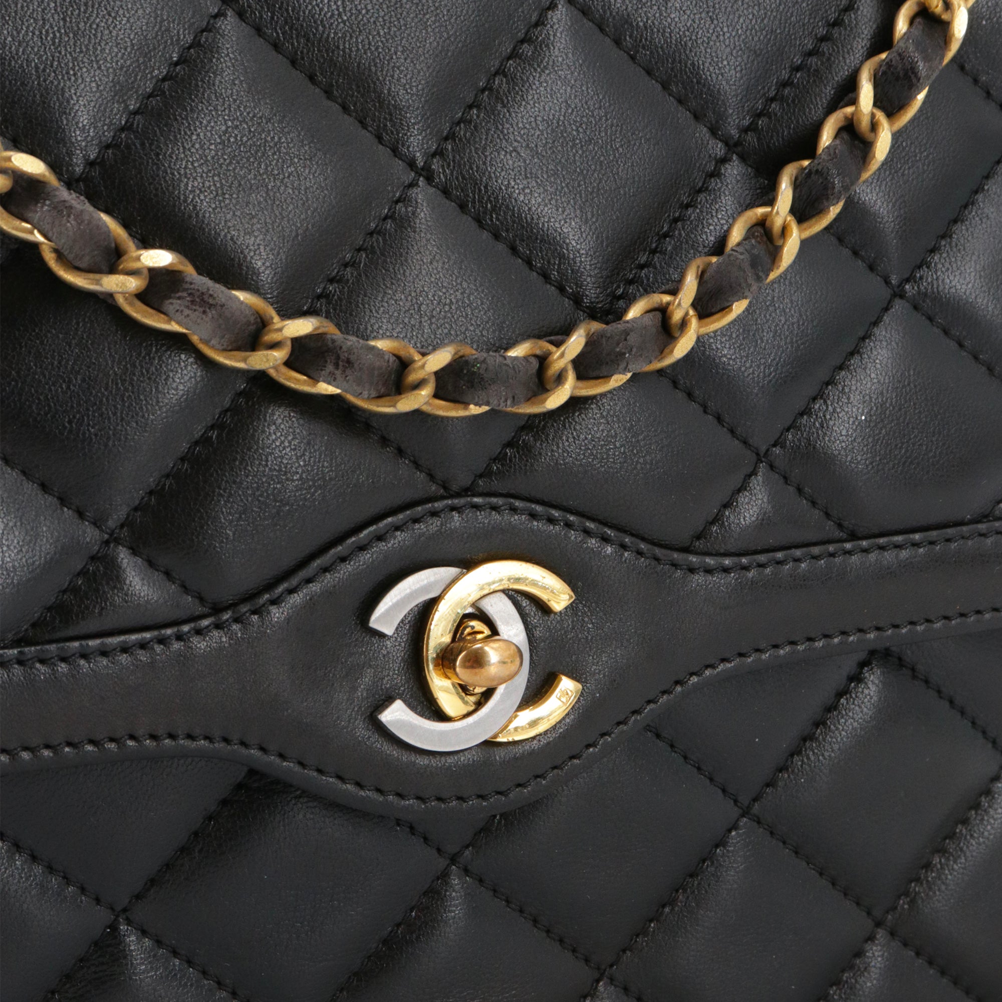 CHANEL - Sac à main Paris Double Flap Chanel en cuir matelassé noir vintage