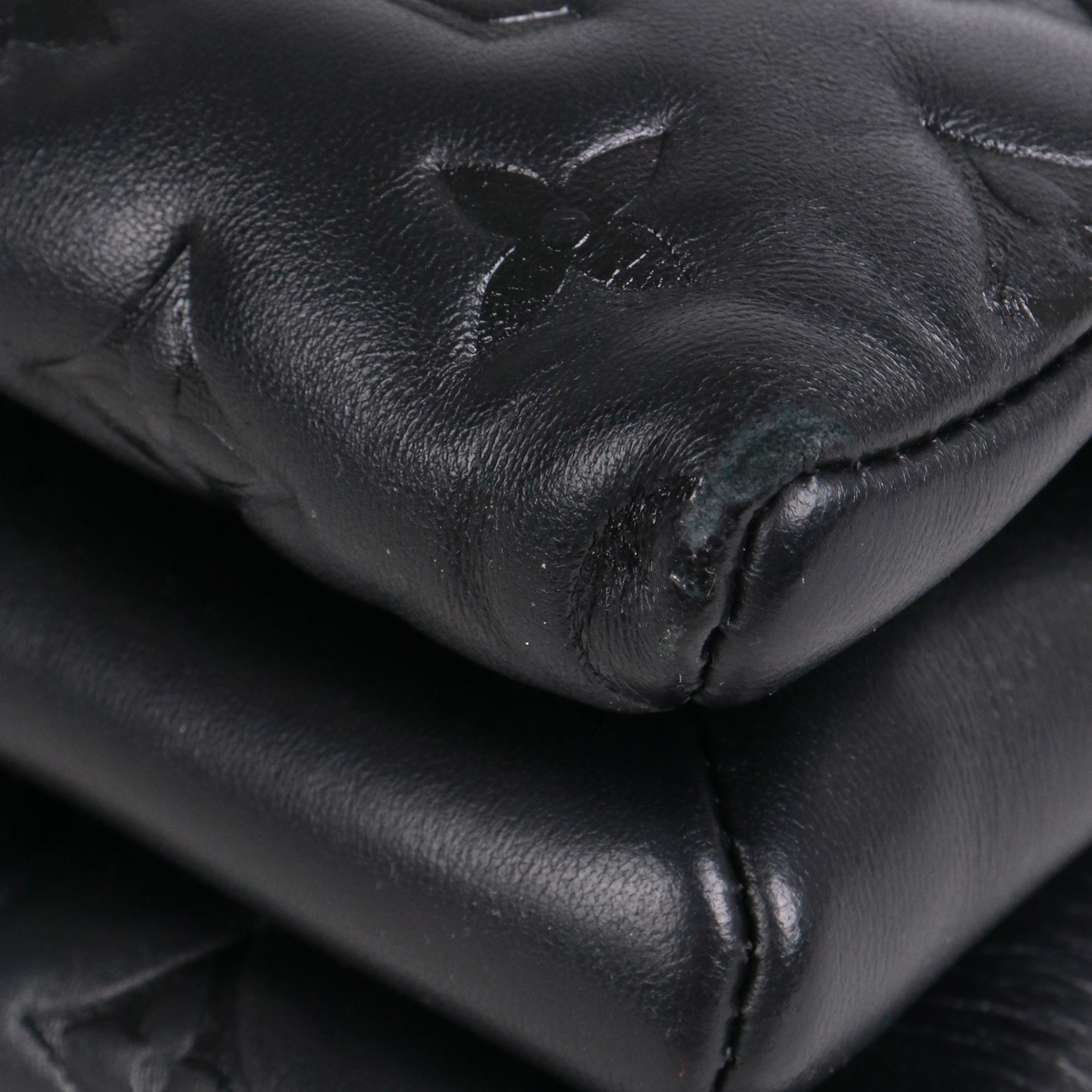 LOUIS VUITTON - Sac à bandoulière Coussin PM en cuir matelassé noir