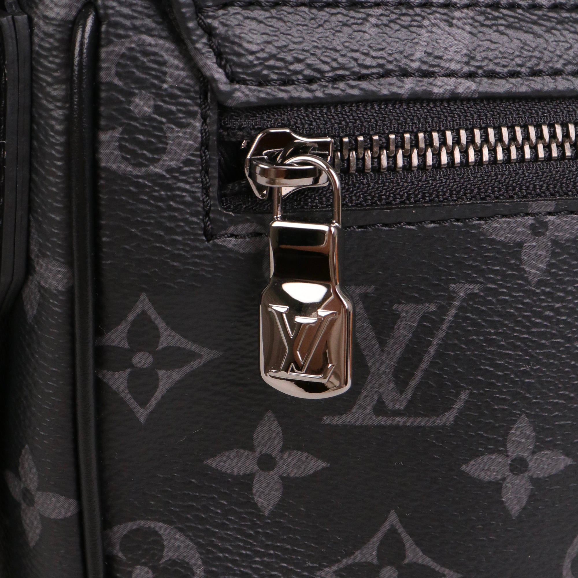 LOUIS VUITTON - Sac à bandoulière District PM Louis Vuitton en toile graphite