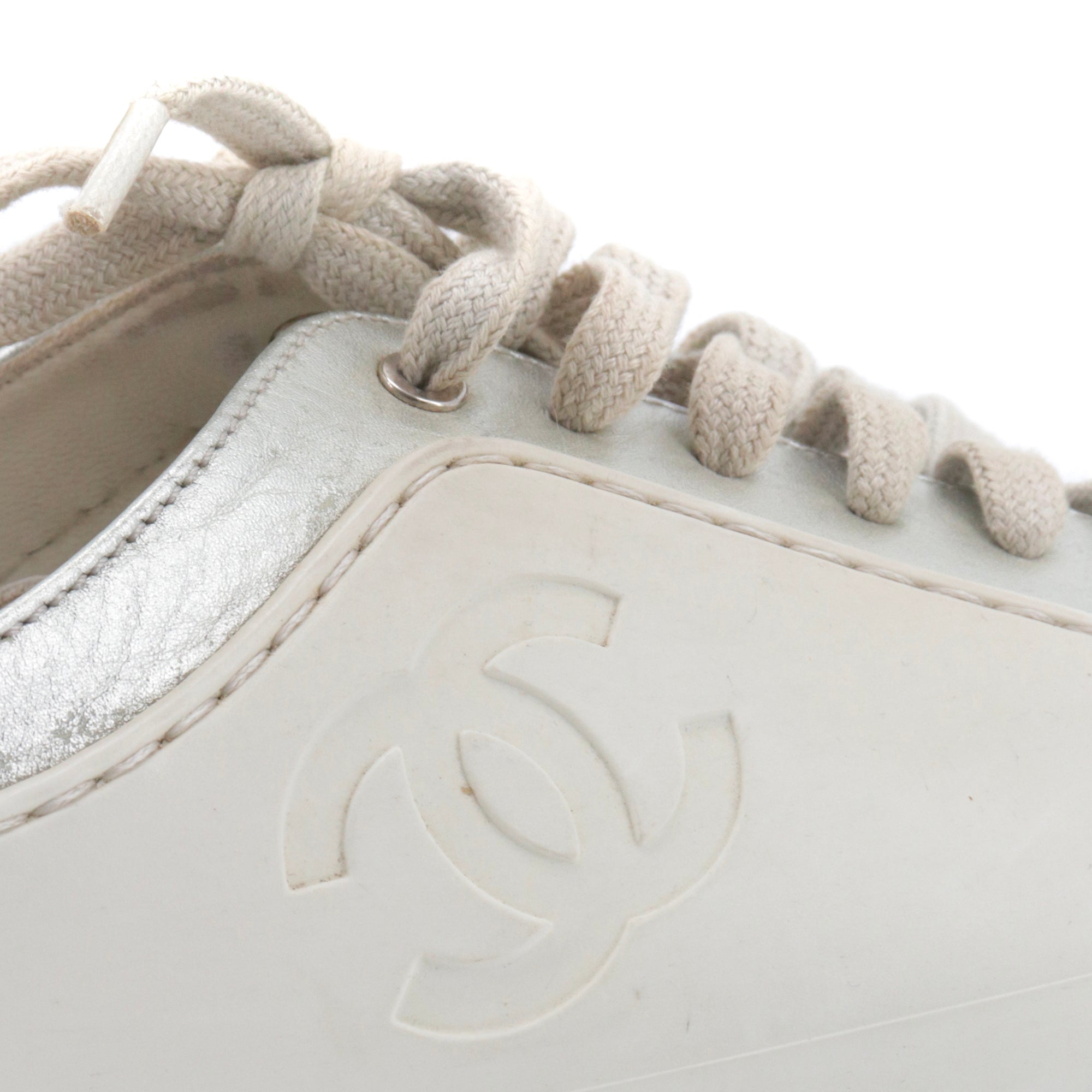 CHANEL - Chanel CC sneakers in beige and silver leather (size 38.5)
