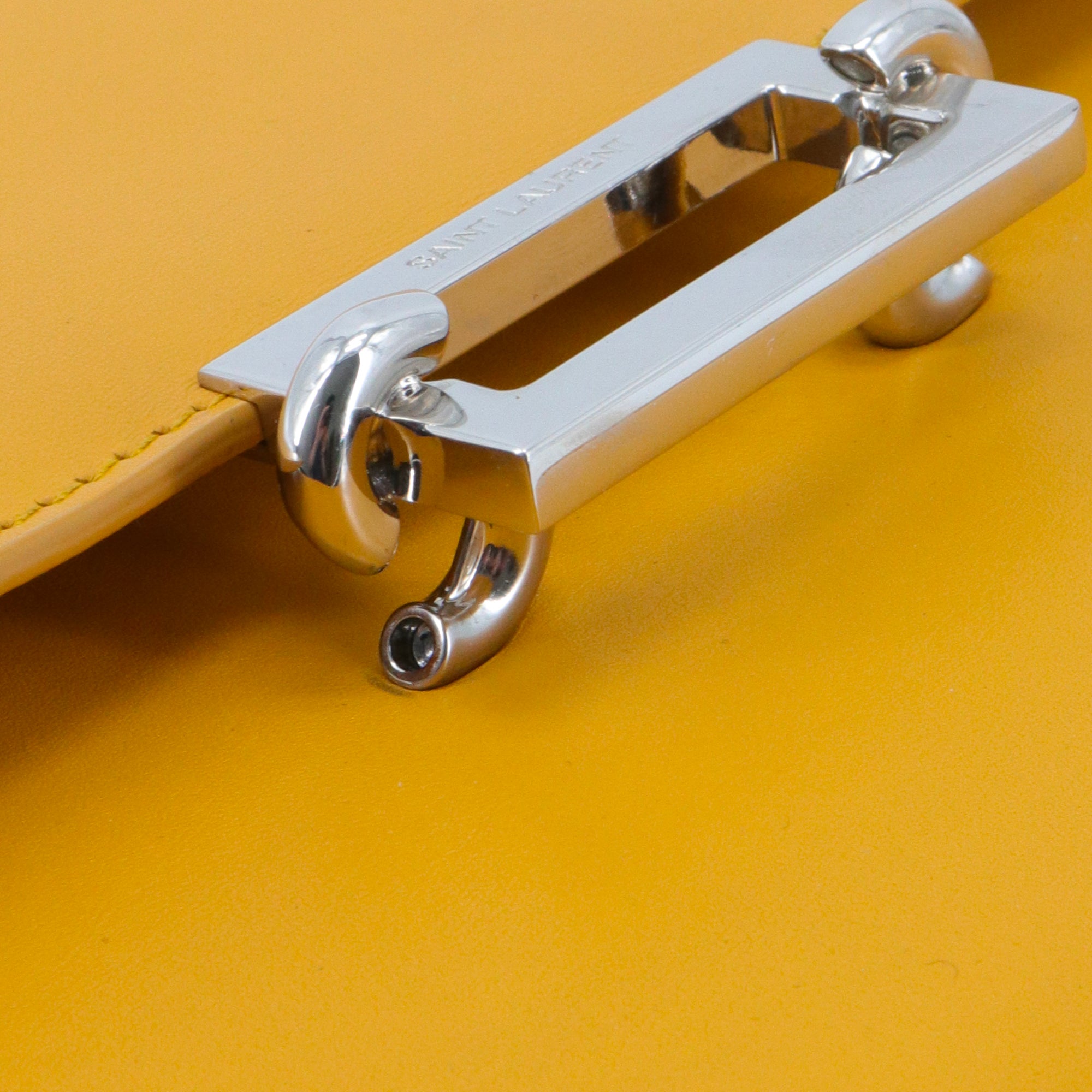 SAINT LAURENT - Sac à bandoulière Pavé Satchel Saint Laurent en cuir jaune moutarde