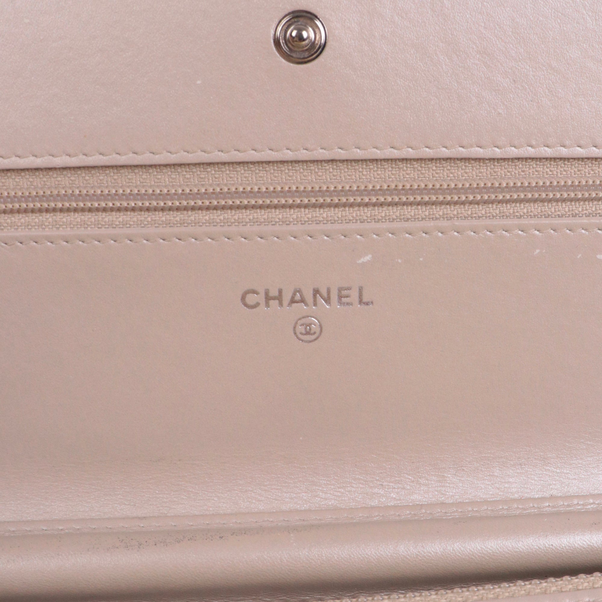 CHANEL - Sac à bandoulière Wallet On Chain Boy Chanel en cuir verni beige
