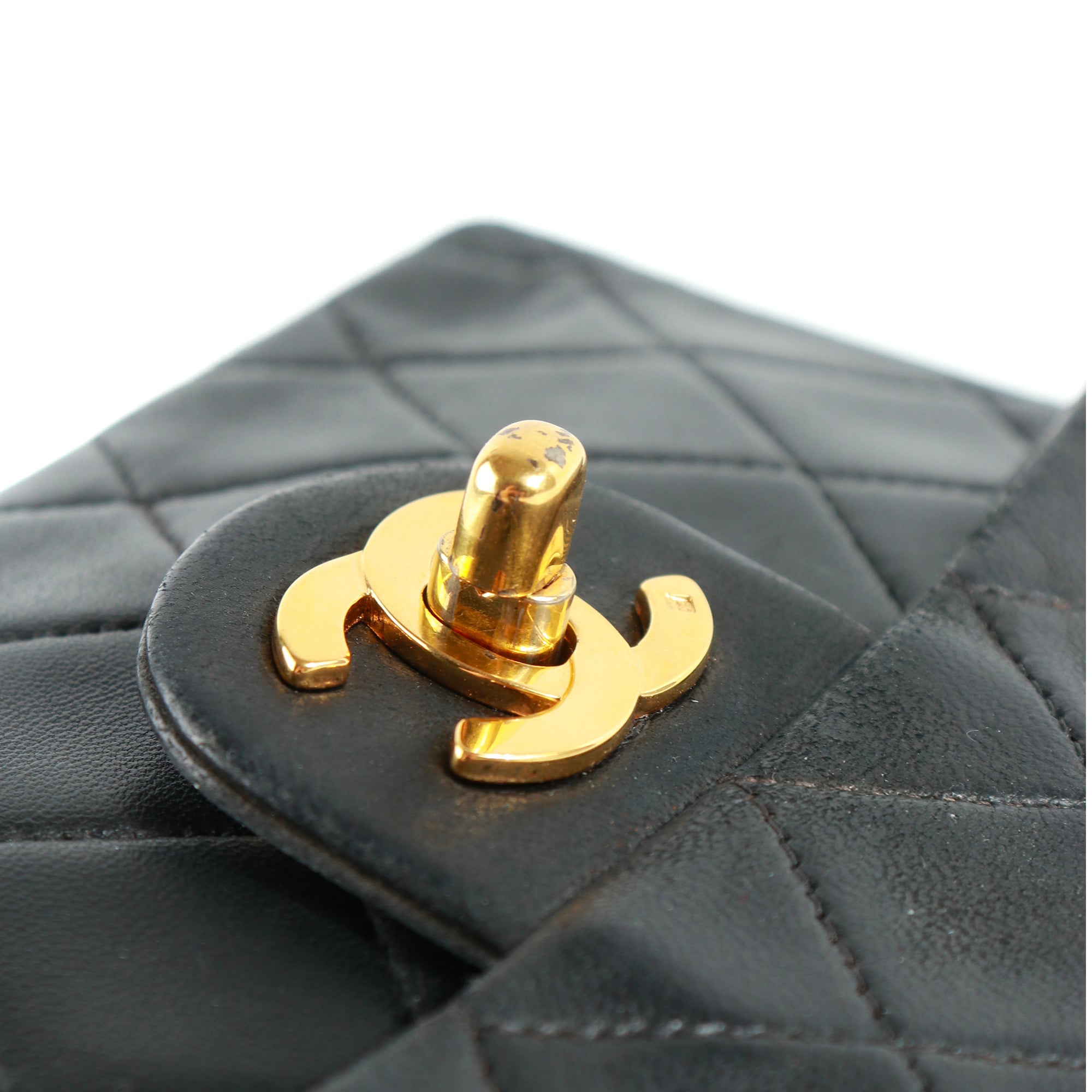 CHANEL - Sac à main Timeless Mini Square en cuir noir vintage
