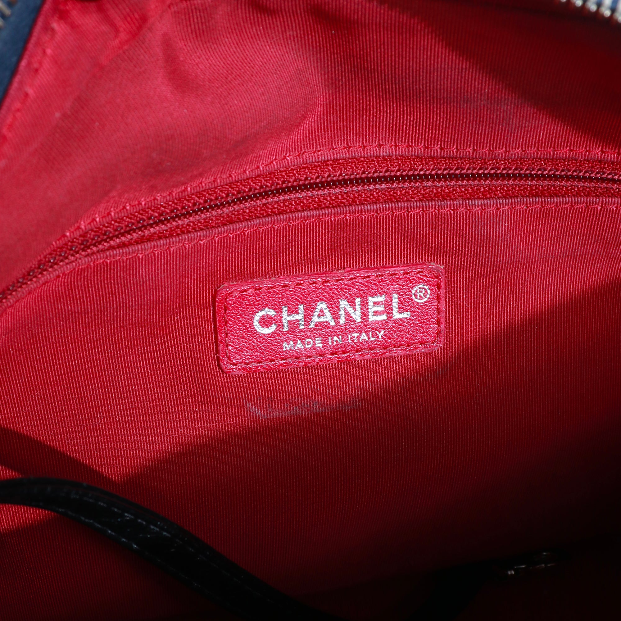 CHANEL - Sac à bandoulière Gabrielle medium en cuir bleu marine et noir
