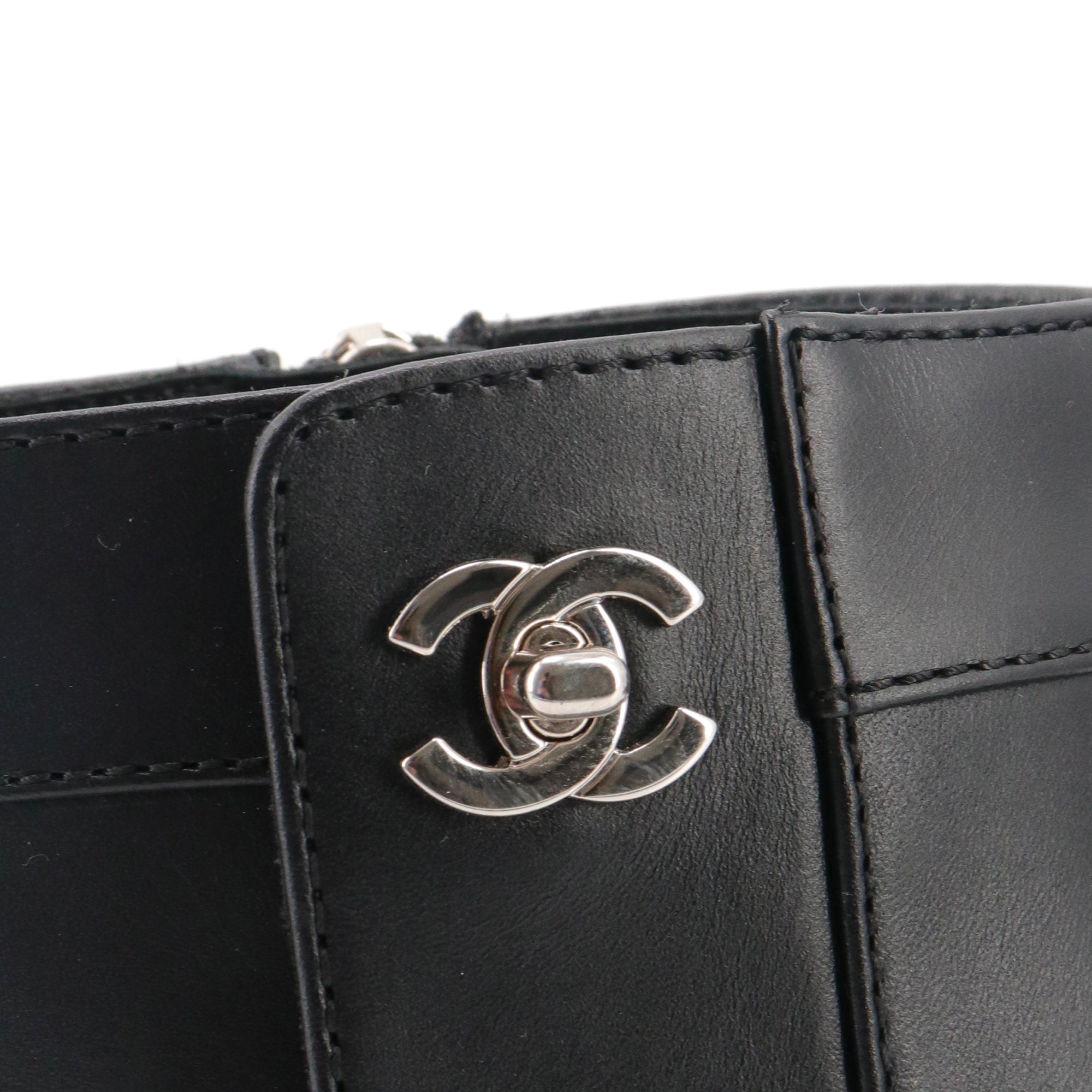 CHANEL - Bottines CC Chanel en cuir noir (T37)