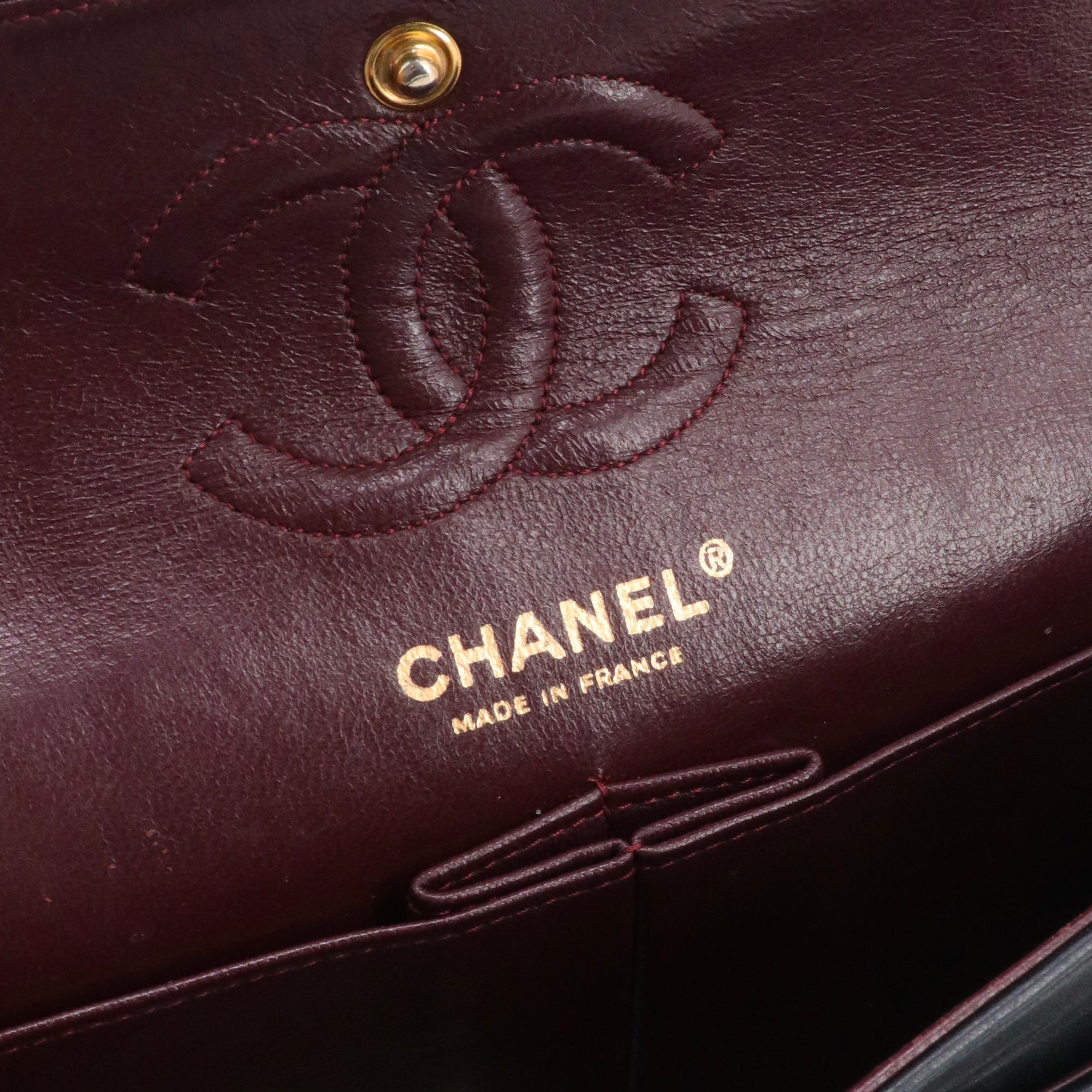 CHANEL - Sac à main Classique/Timeless 23 Chanel double flap en cuir matelassé noir