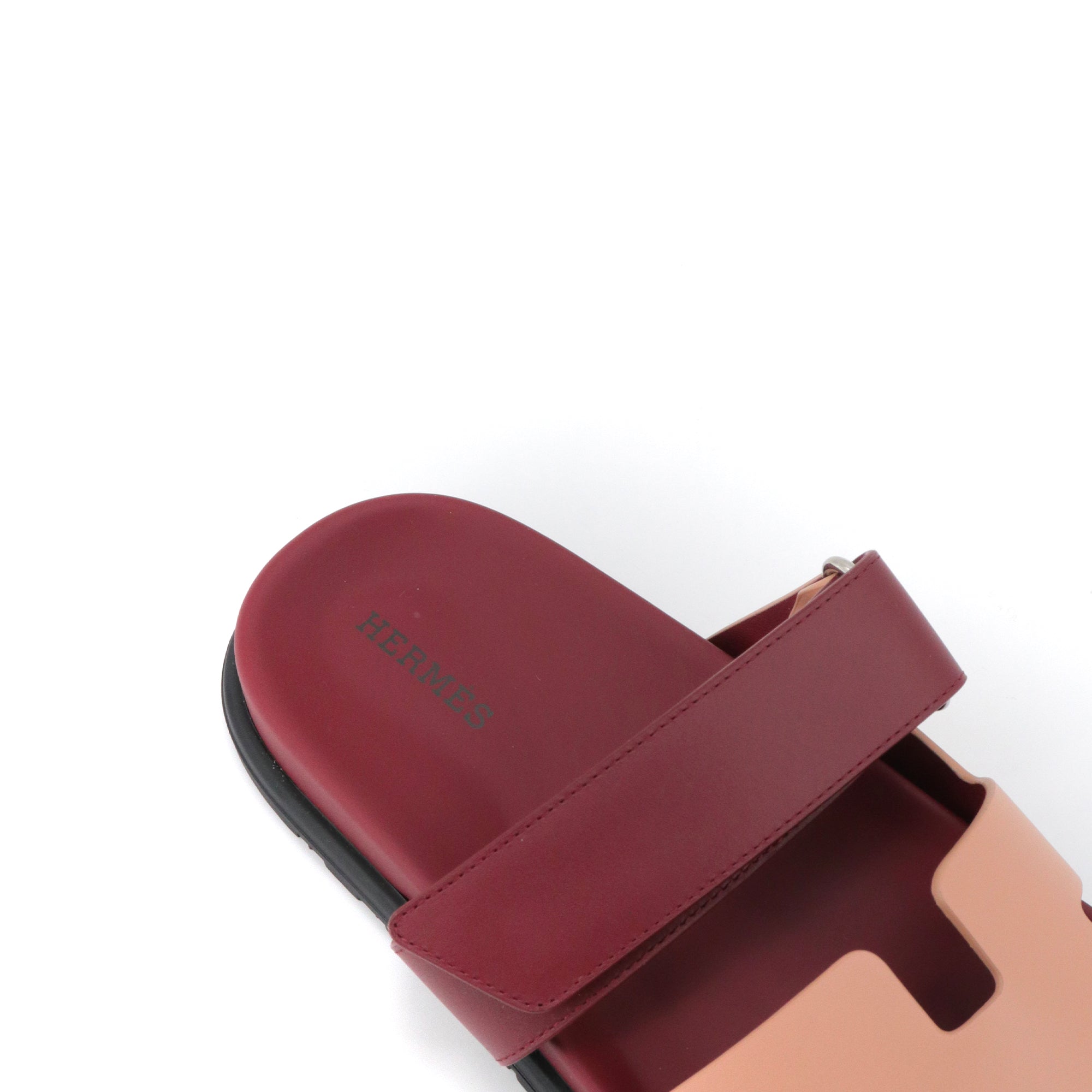 HERMÈS - Sandales Chypre Hermès en cuir bordeaux et nude